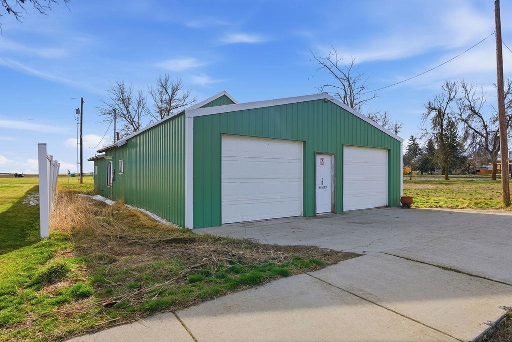 160 SW Creston Ave - Photo 2