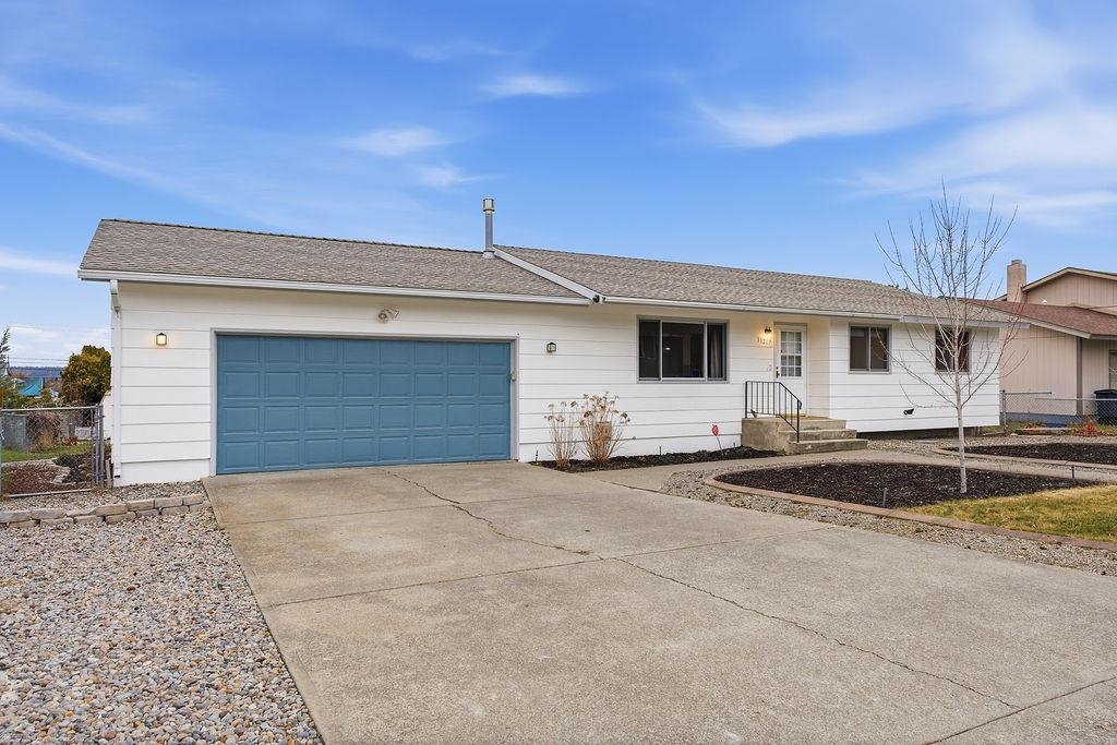 11217 E 11th Ave - Photo 2
