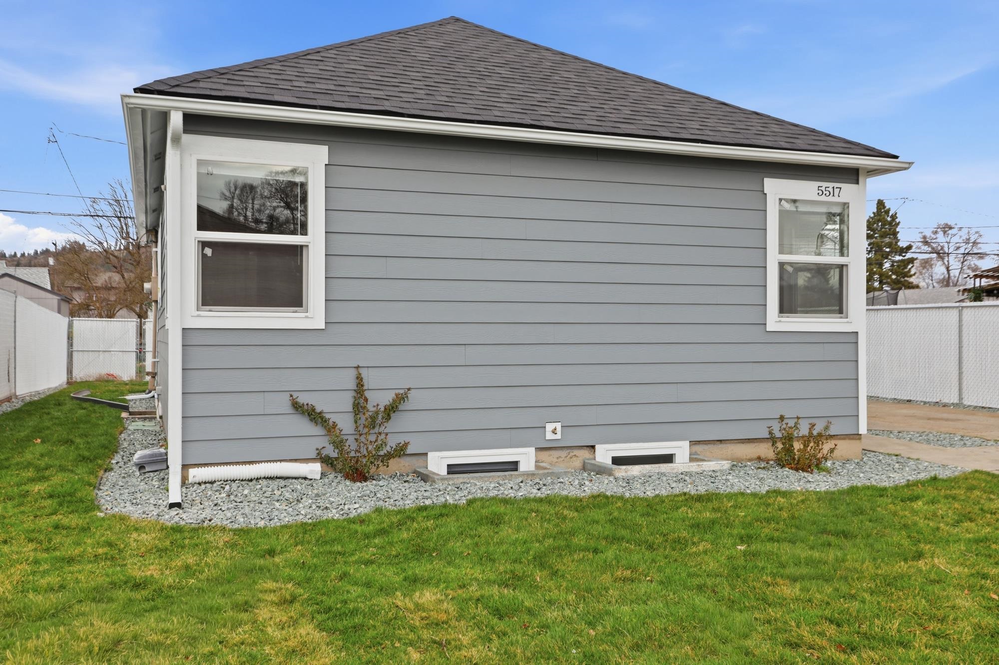 5517 E Parkwater Ave - Photo 2
