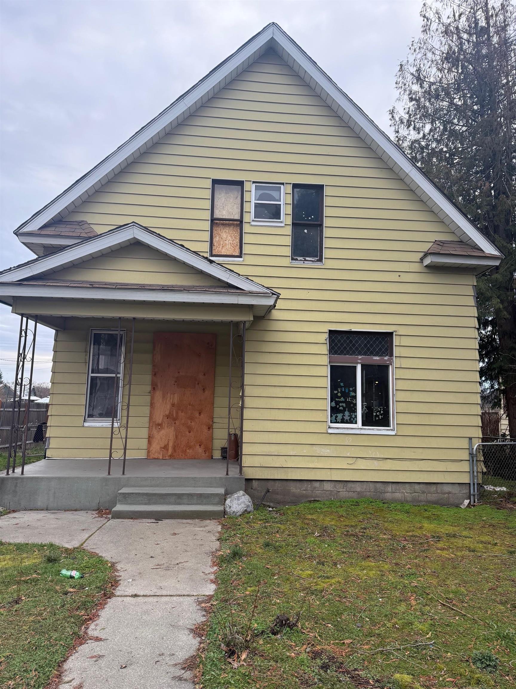 944 E Indiana Ave - Photo 1