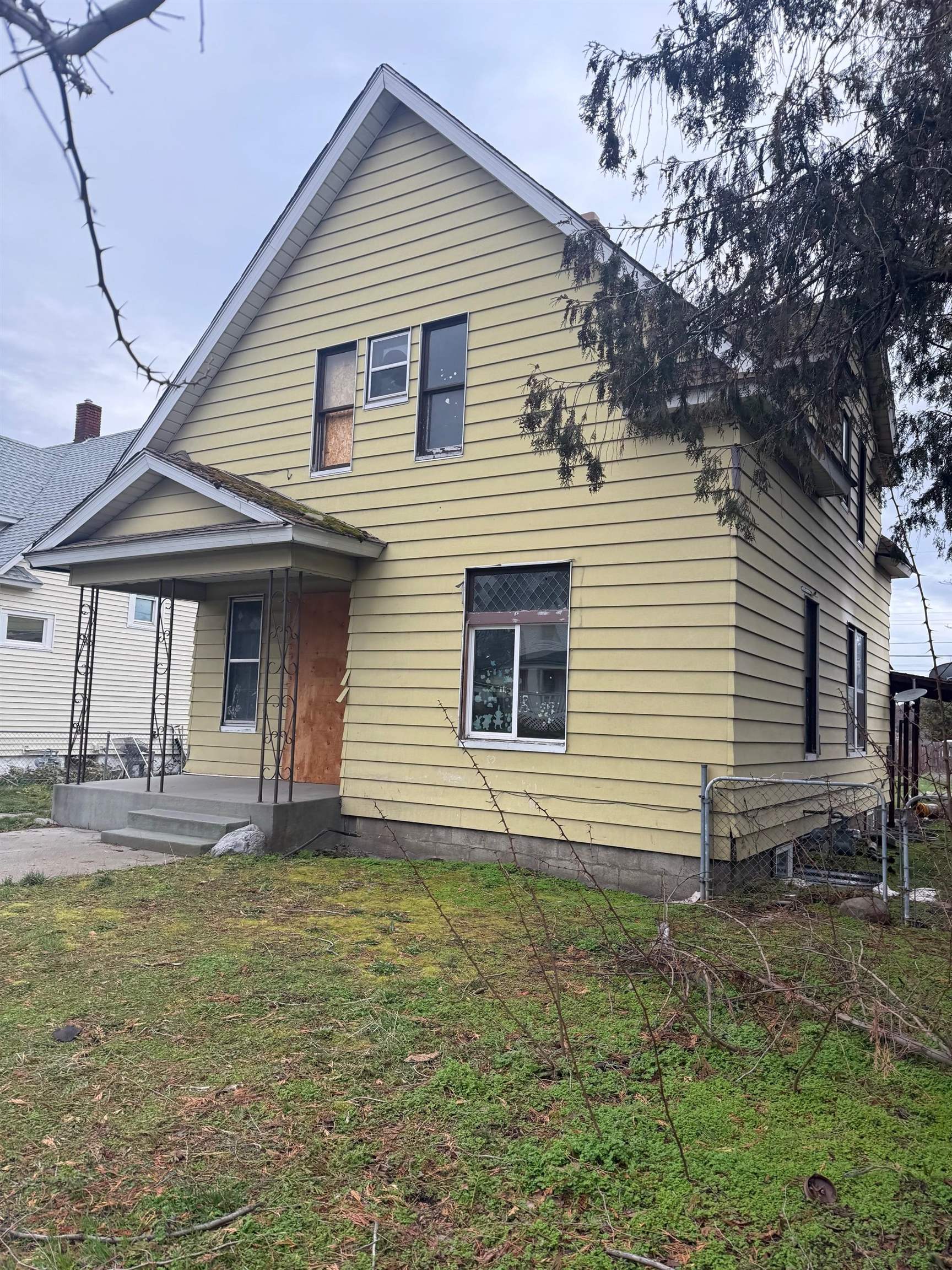 944 E Indiana Ave - Photo 2