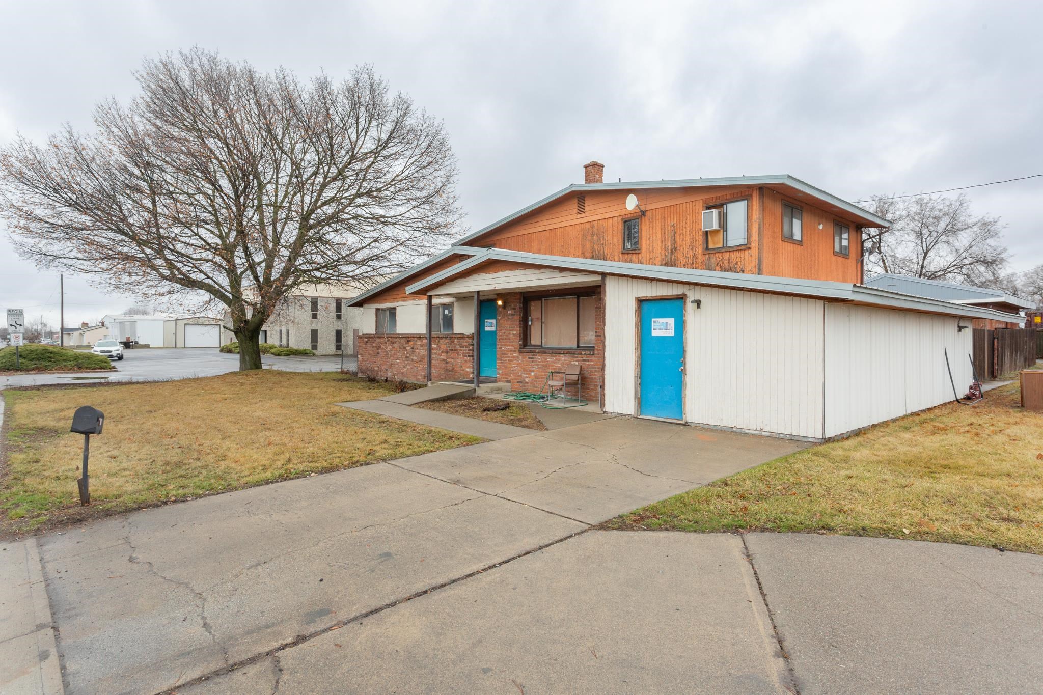 10623 E Montgomery Ave - Photo 2