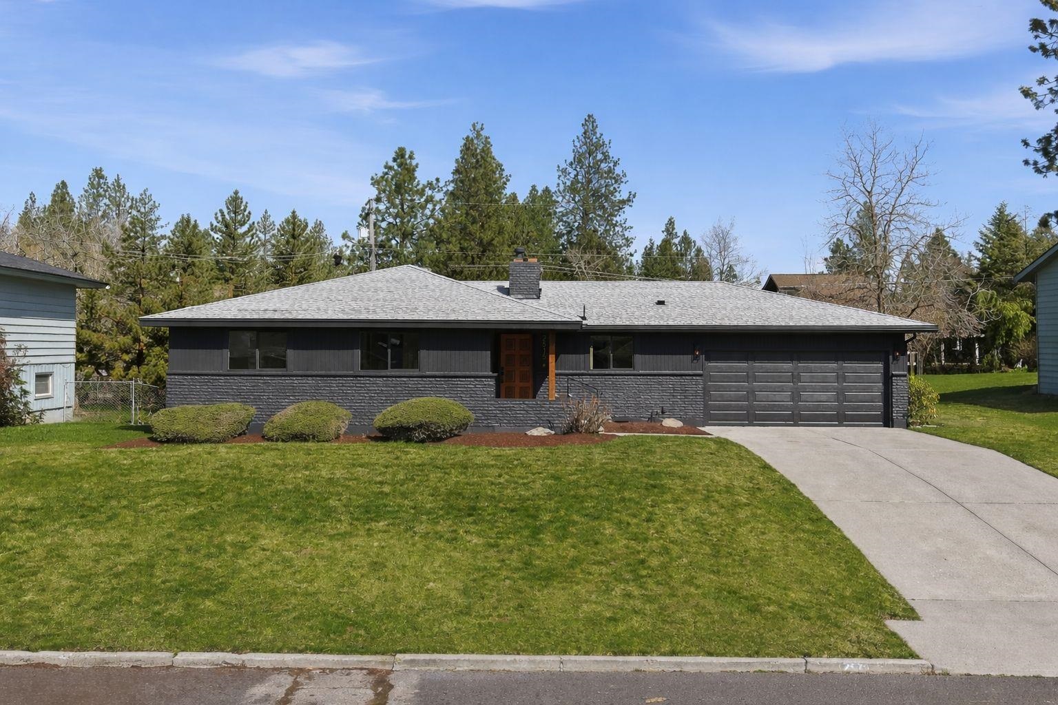 2515 E 38th Ave - Photo 2