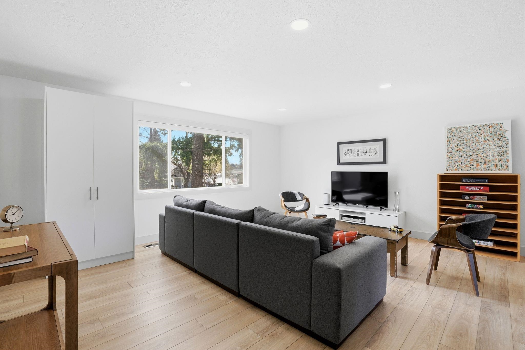 1227 E 36th Ave - Photo 2