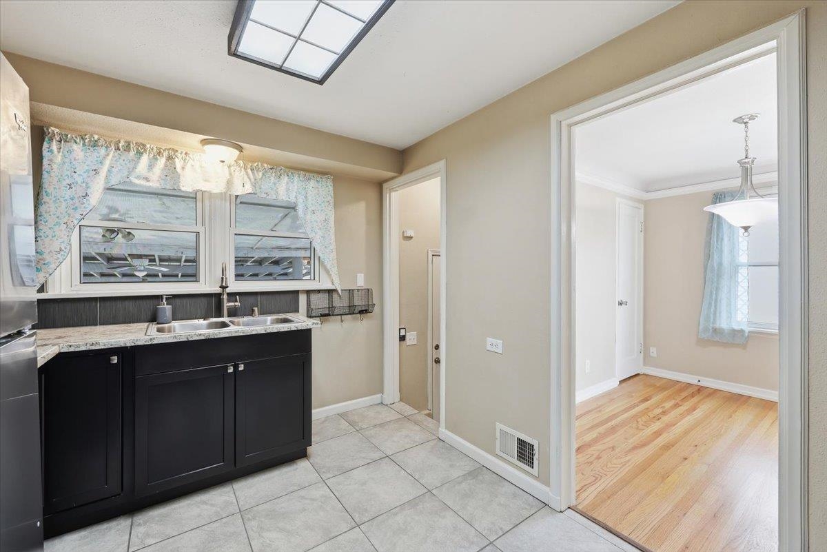 2827 W Wellesley Ave - Photo 10