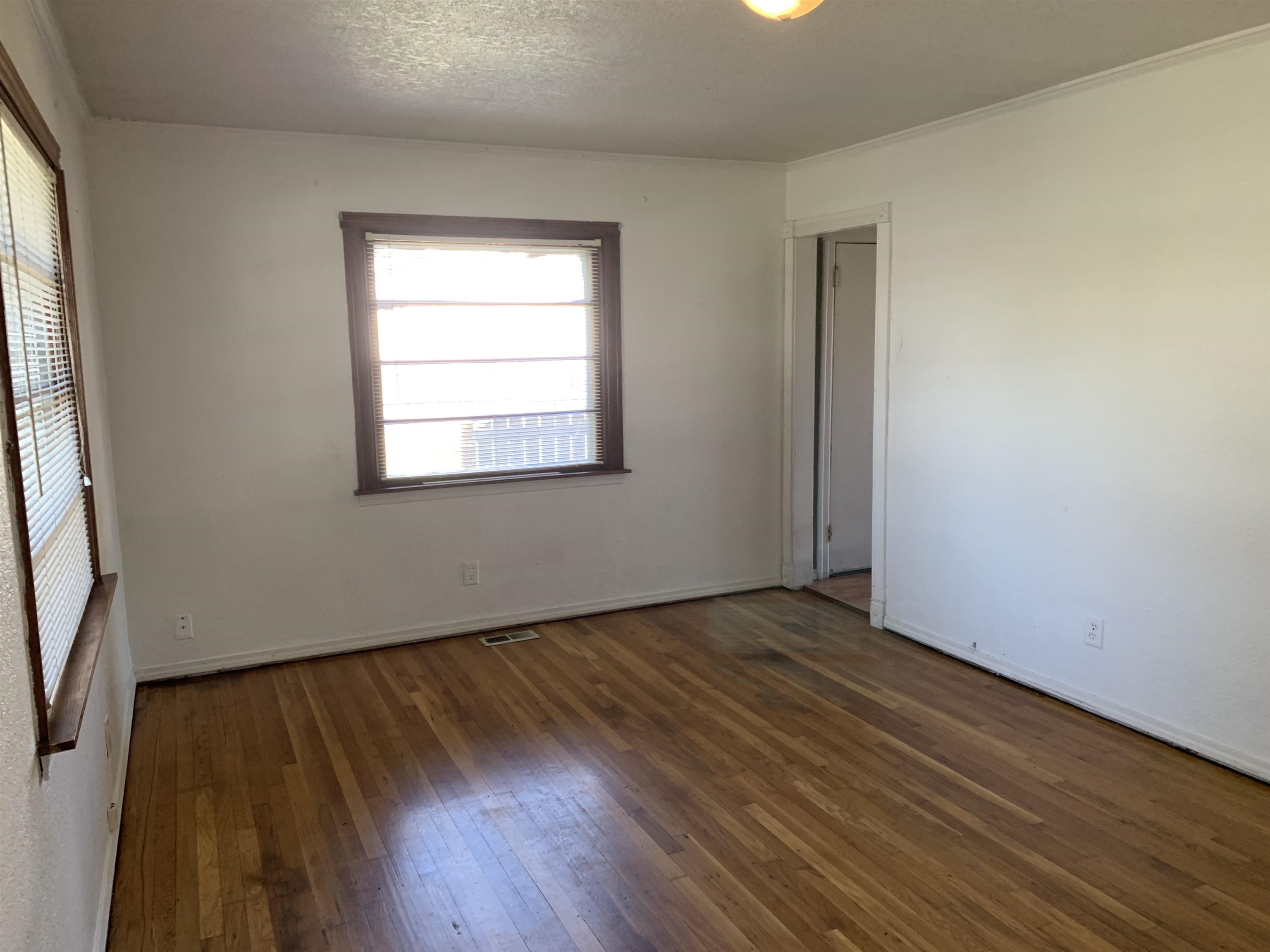 4720 LINCOLN St - Photo 3