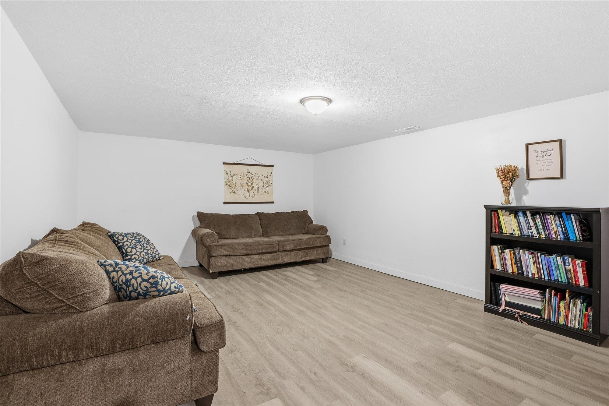 1007 E Farwell Rd - Photo 25