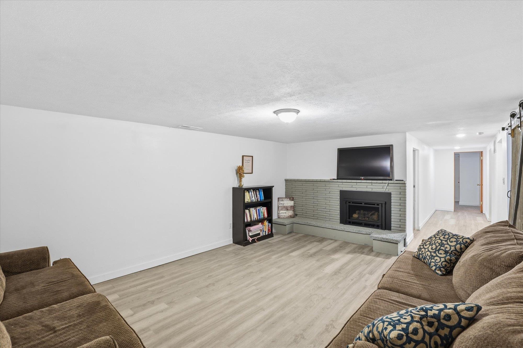 1007 E Farwell Rd - Photo 26