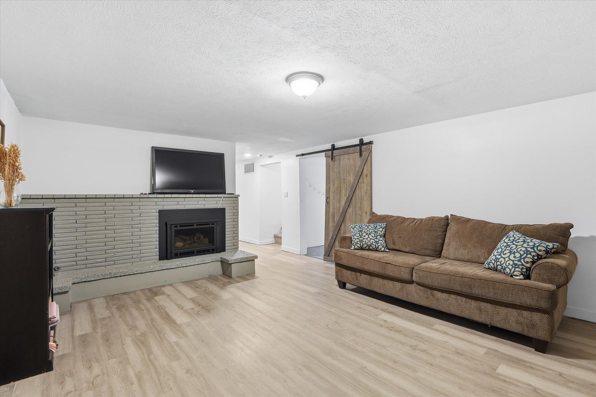 1007 E Farwell Rd - Photo 29