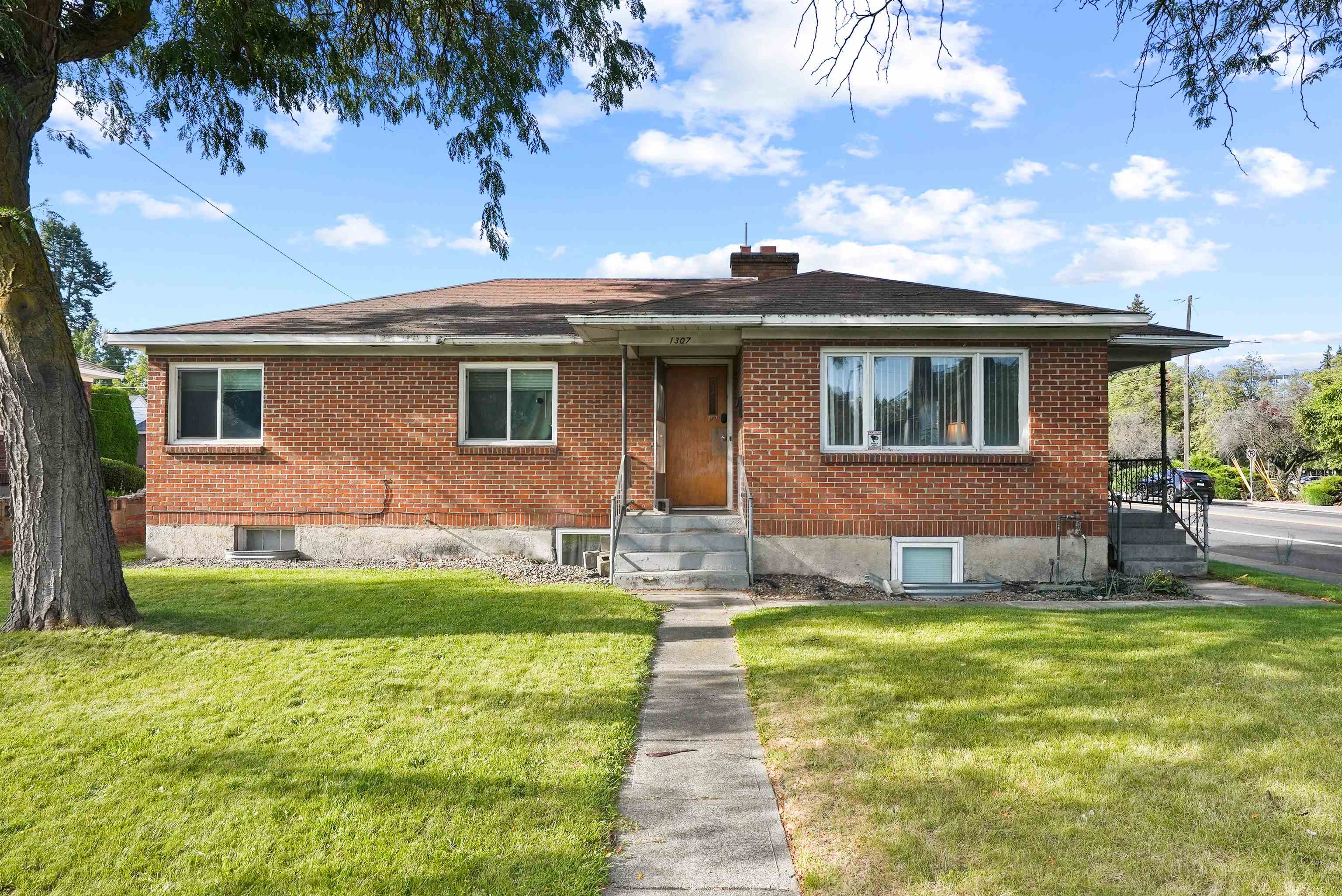1307 E Mission Ave - Photo 1