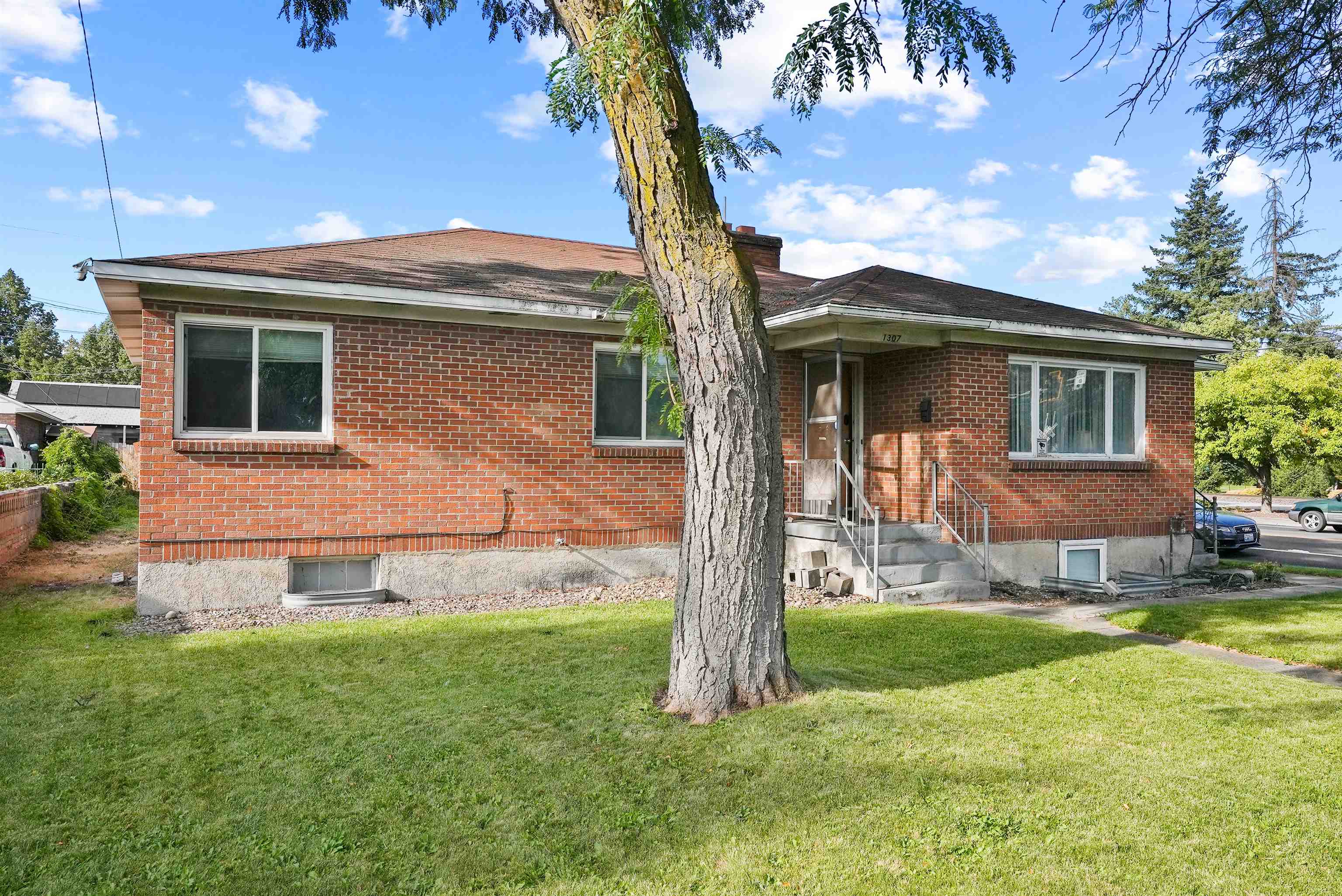 1307 E Mission Ave - Photo 2