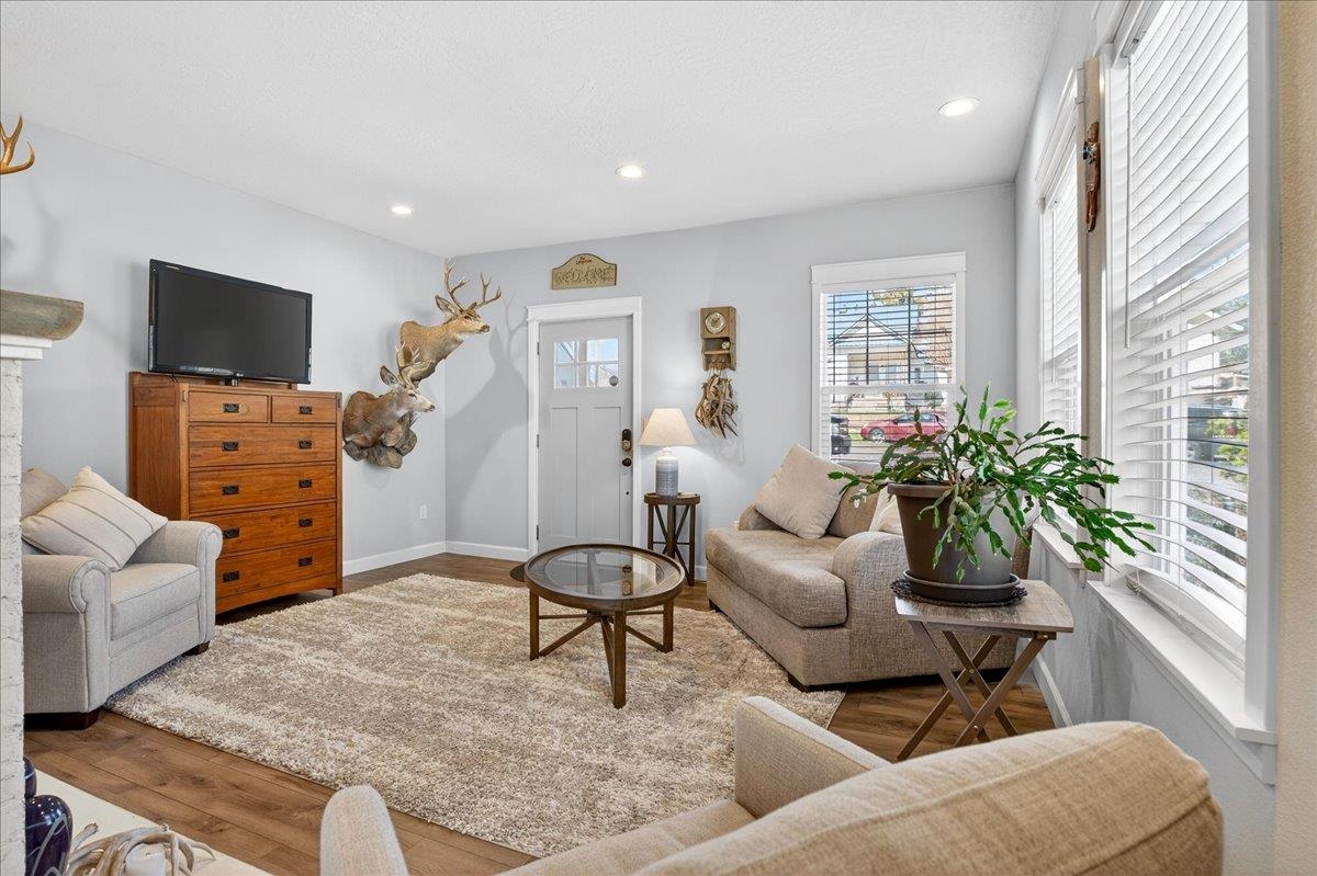 805 Sinclair St - Photo 3