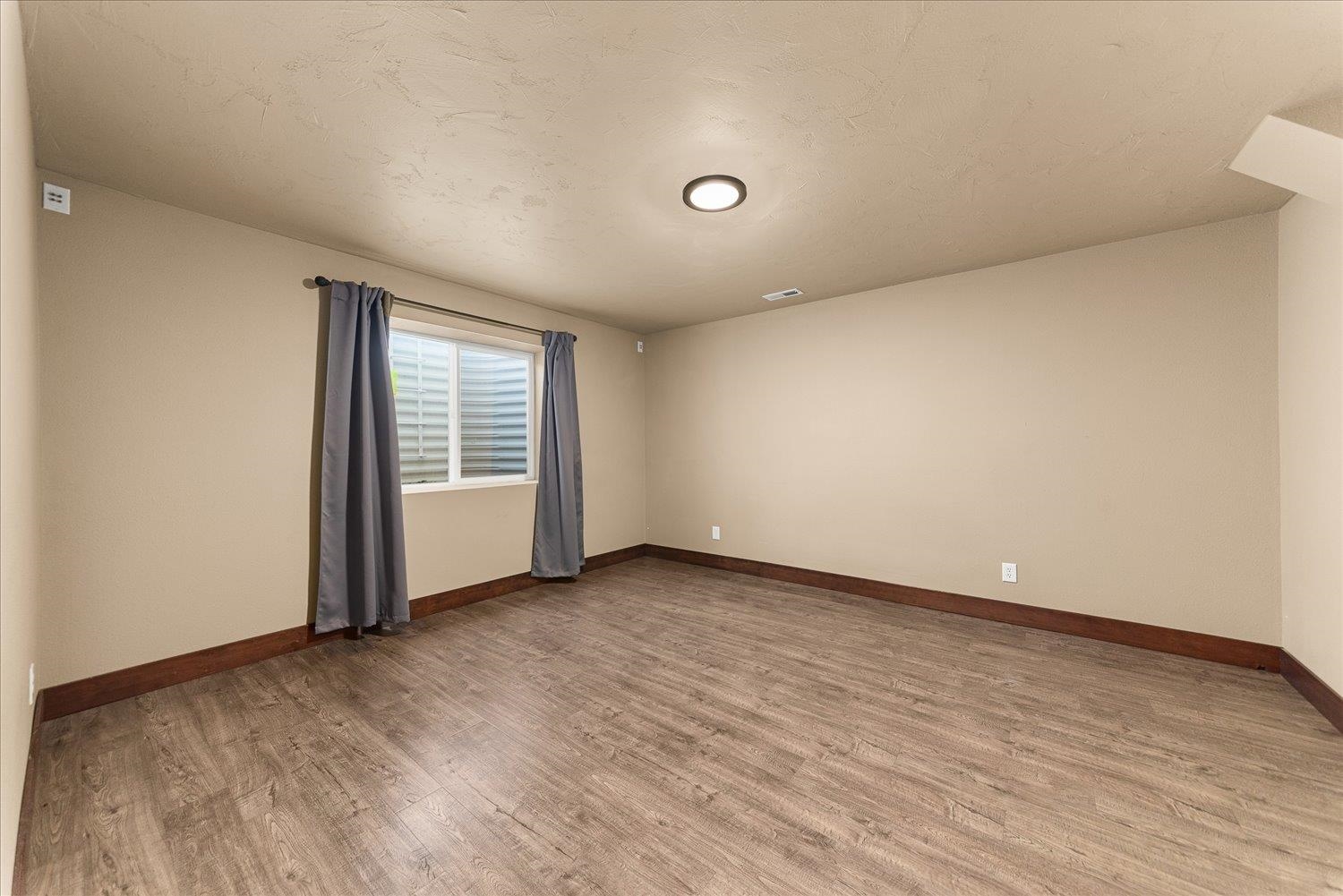 1442 E 12th St - Photo 30