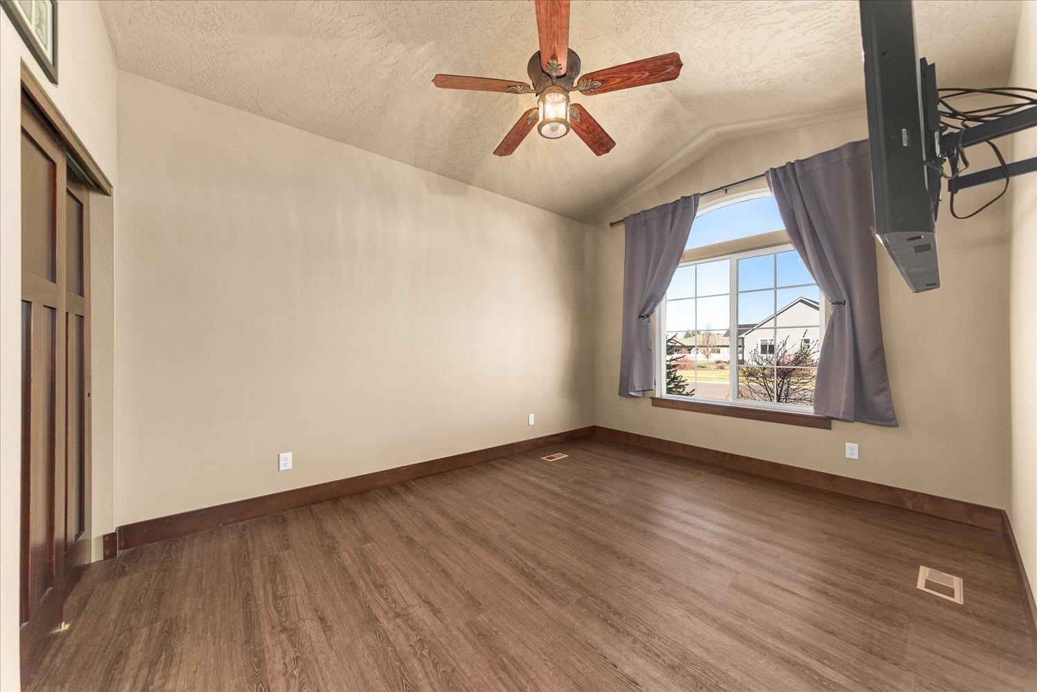 1442 E 12th St - Photo 8