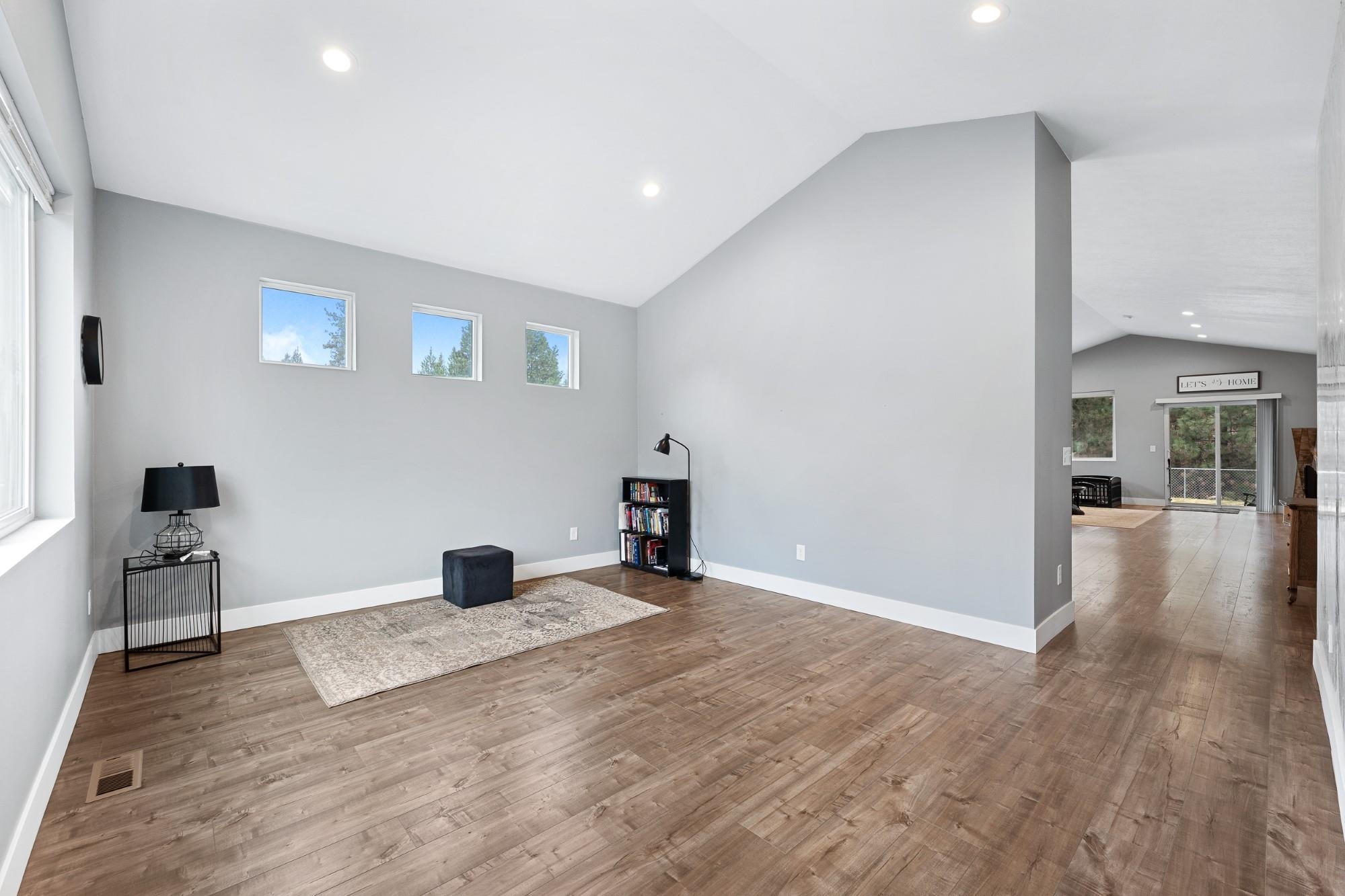 17917 N Division Rd - Photo 2