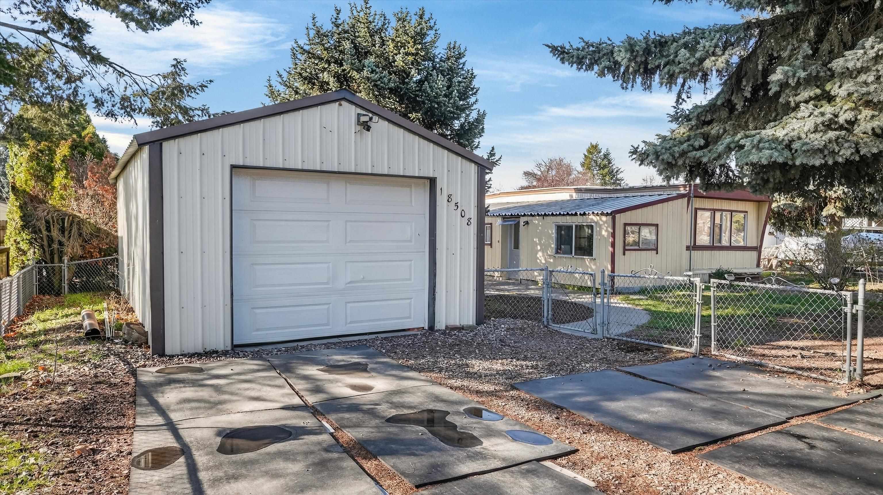 18508 E Liberty Ave - Photo 2