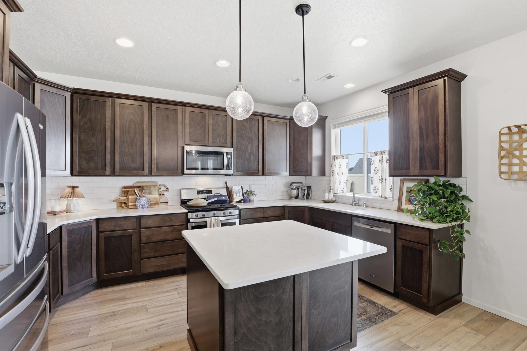 202 S Beeman St - Photo 3