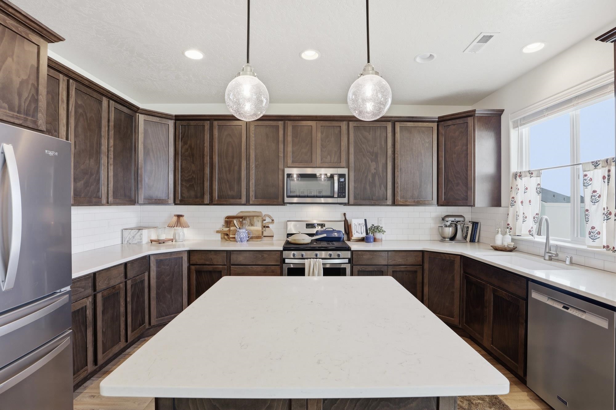 202 S Beeman St - Photo 4