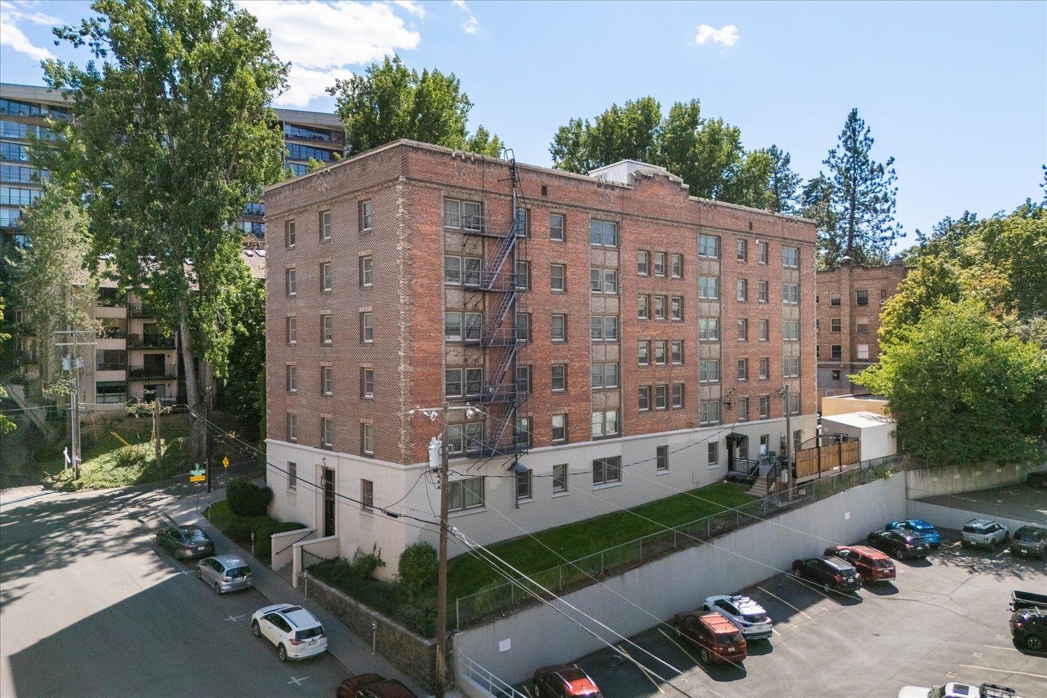704 W 6th Ave - Photo 1