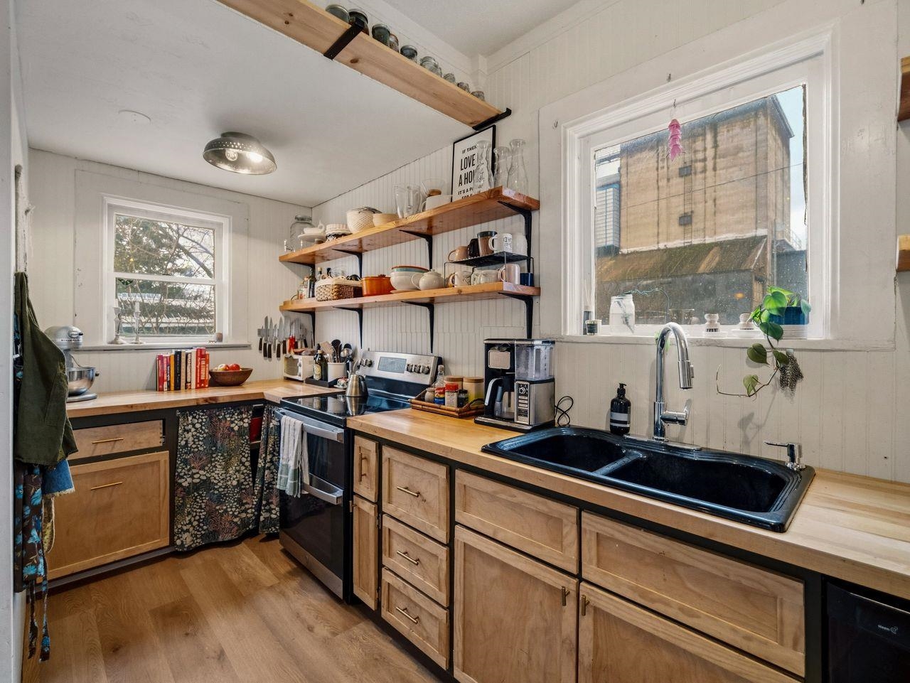 203 E Brewster St - Photo 9
