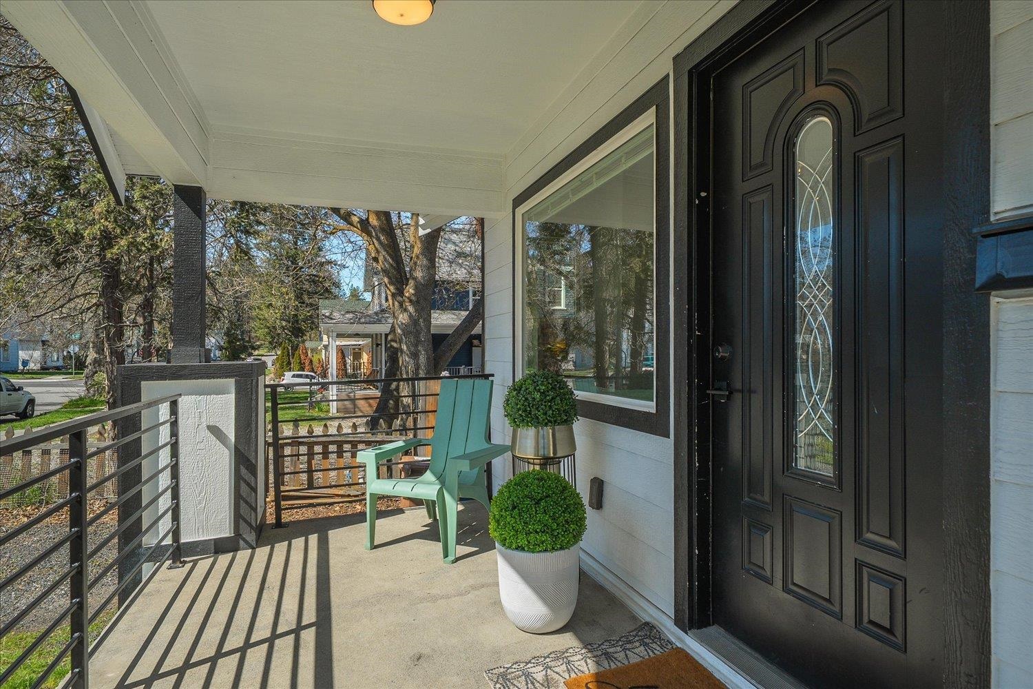 513 E 8th Ave - Photo 2