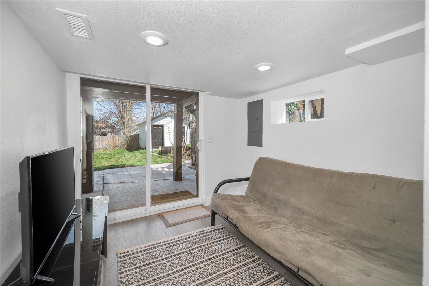 513 E 8th Ave - Photo 17