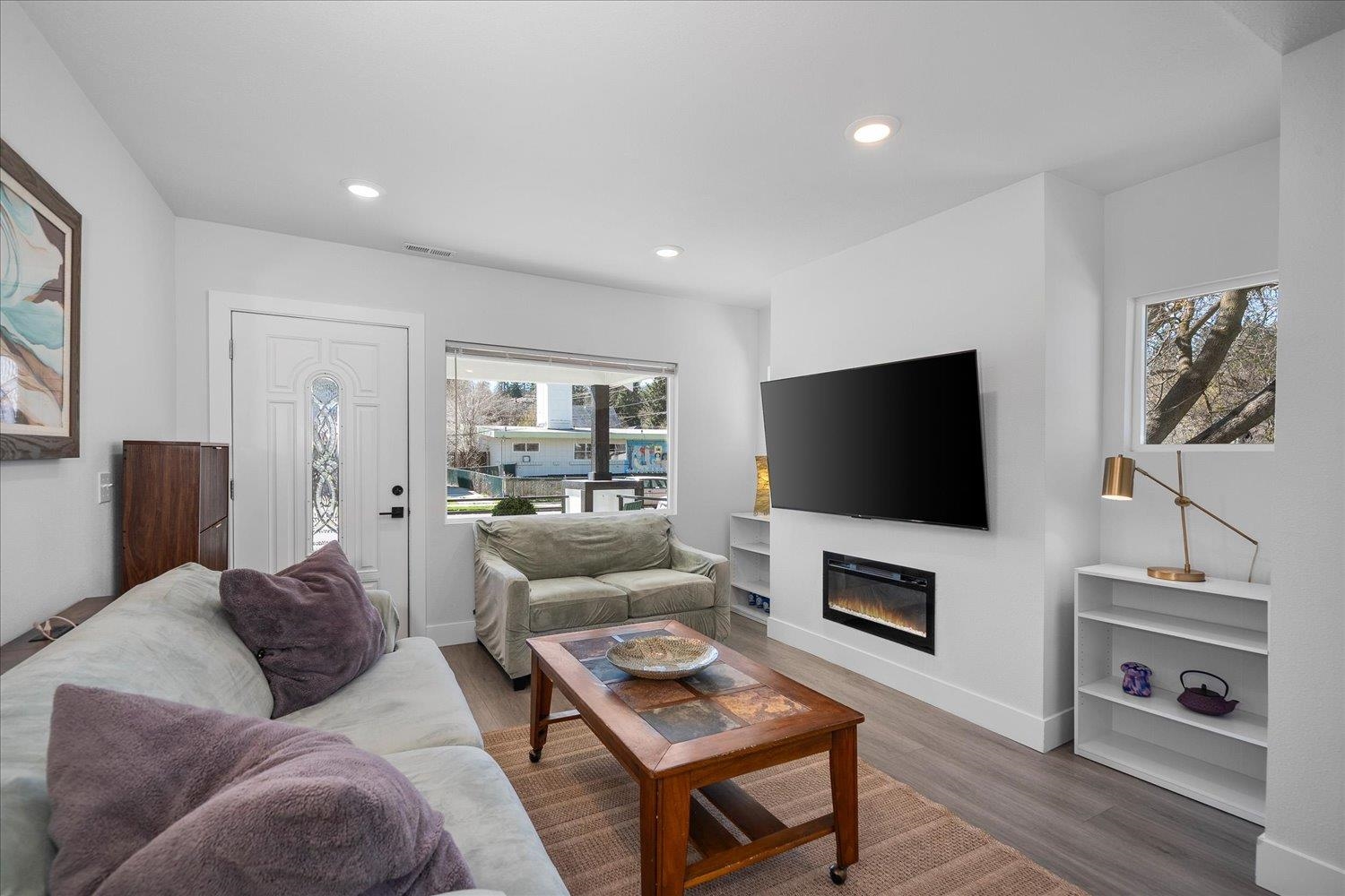 513 E 8th Ave - Photo 4