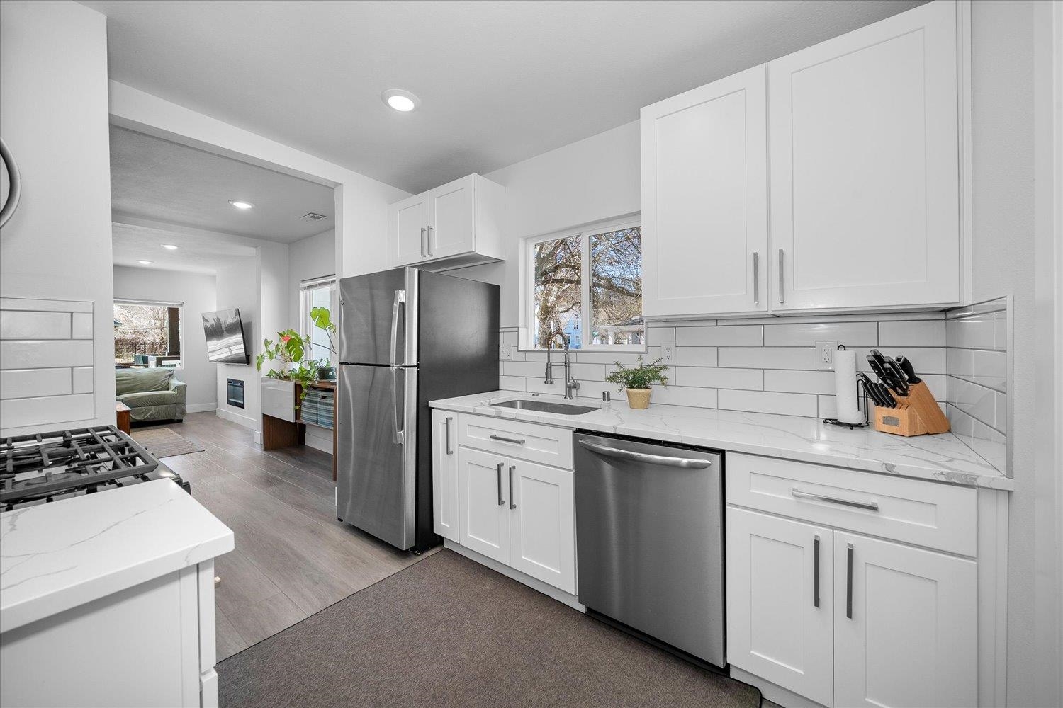 513 E 8th Ave - Photo 7