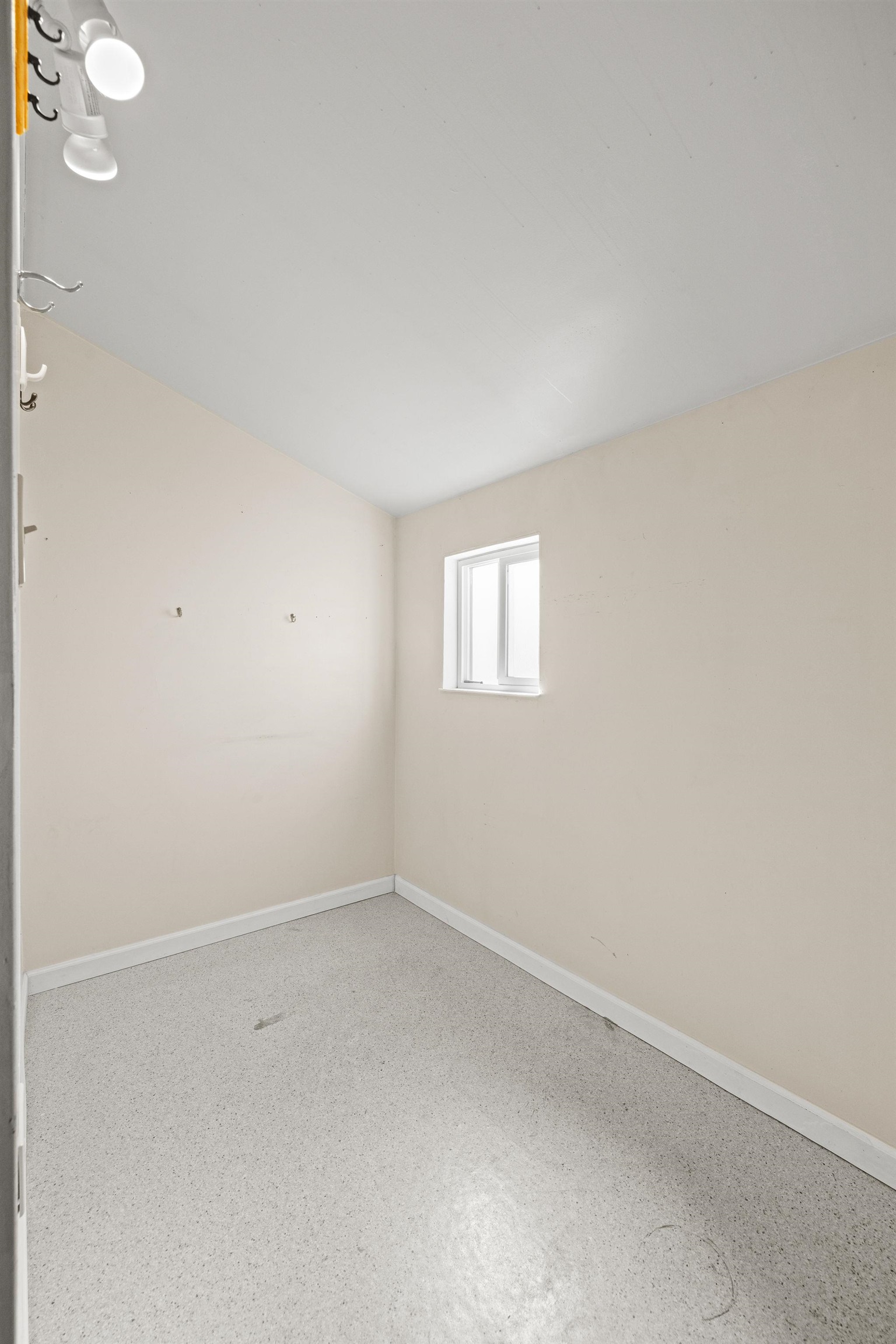 614 E 2nd St - Photo 13