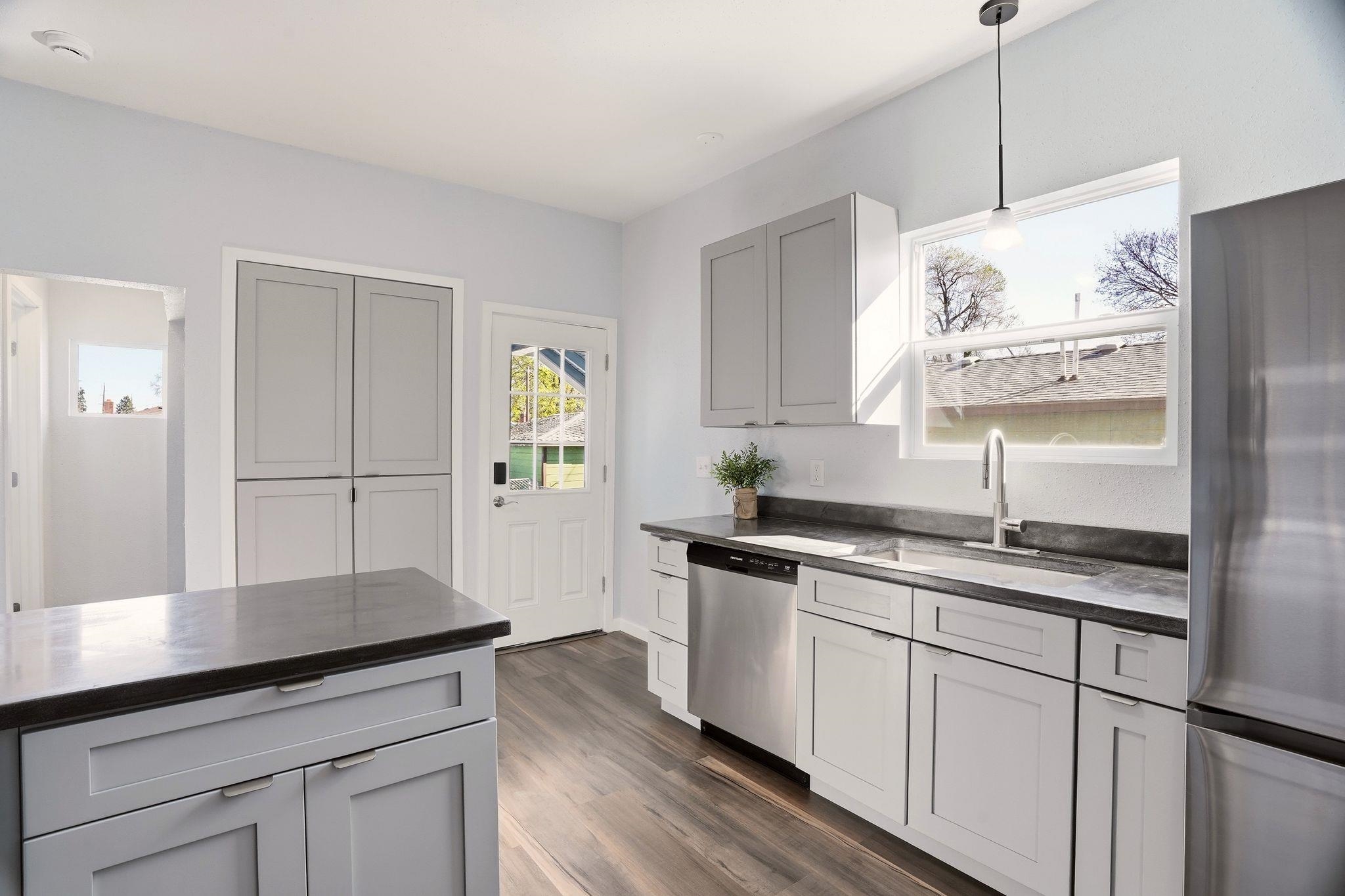 1407 E Crown Ave - Photo 3