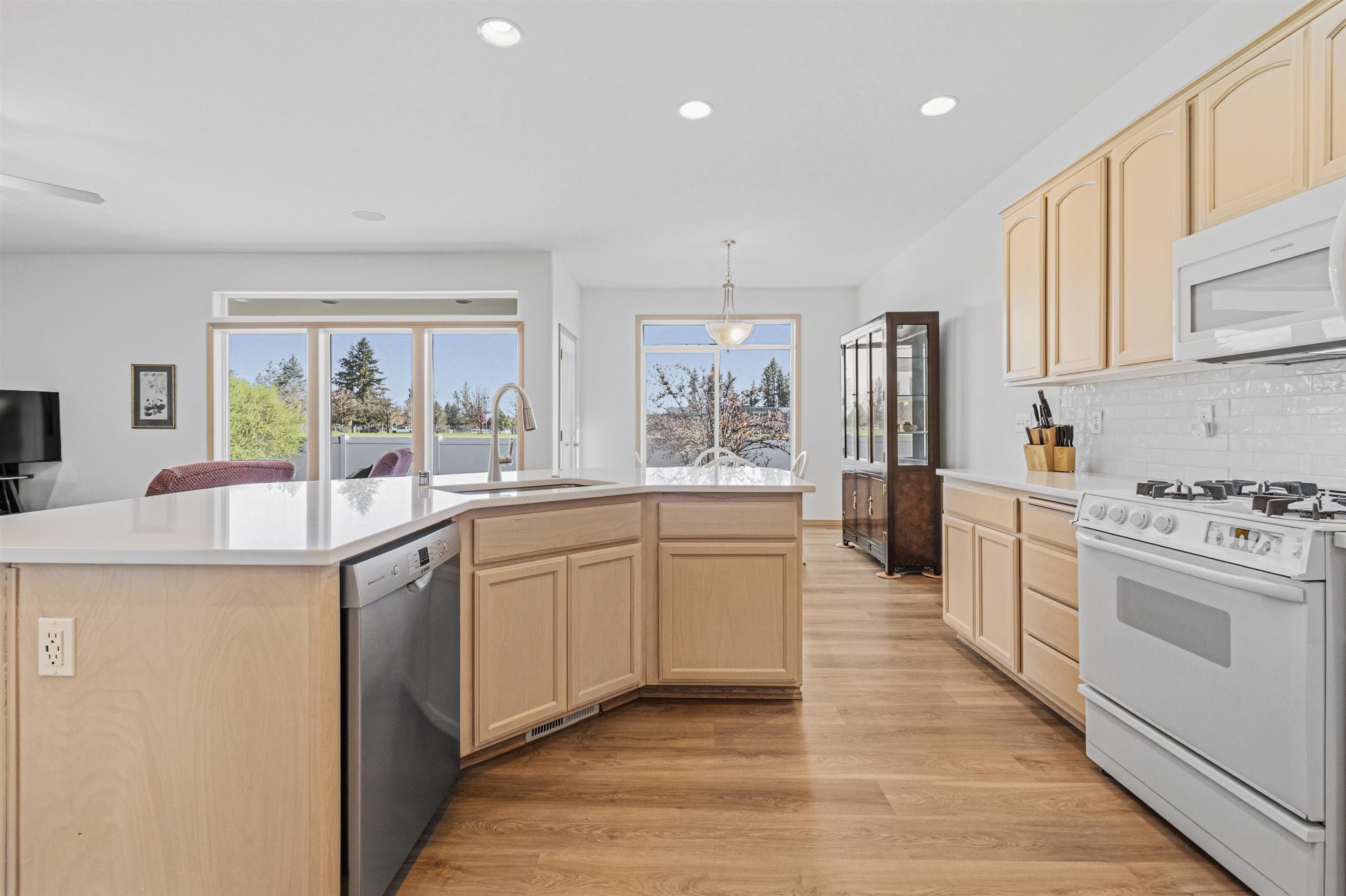 2526 E 62nd Ln - Photo 3
