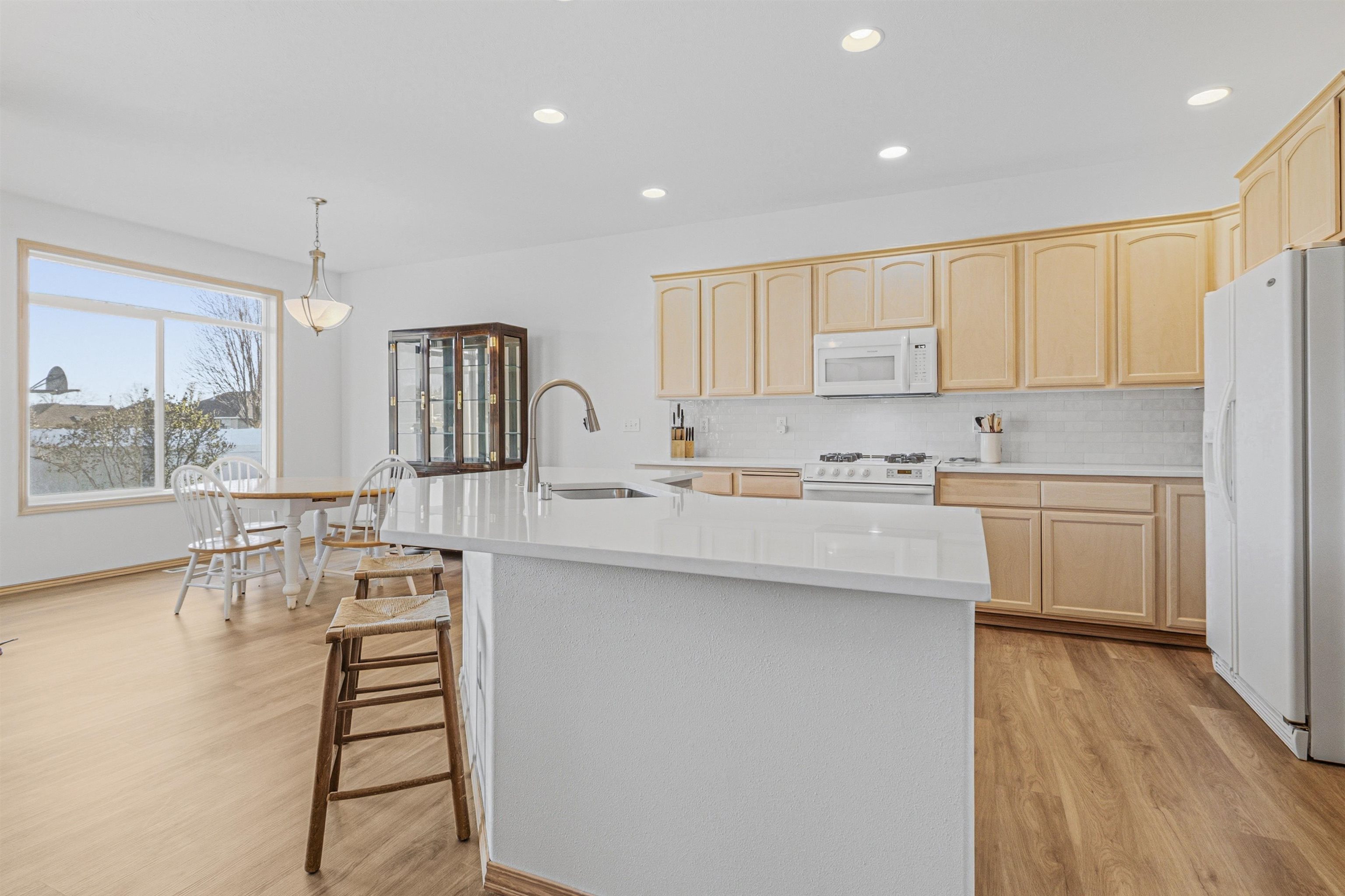 2526 E 62nd Ln - Photo 4