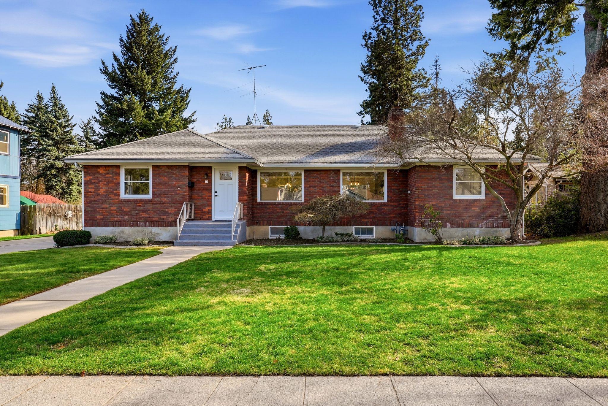 39 W 33rd Ave - Photo 2