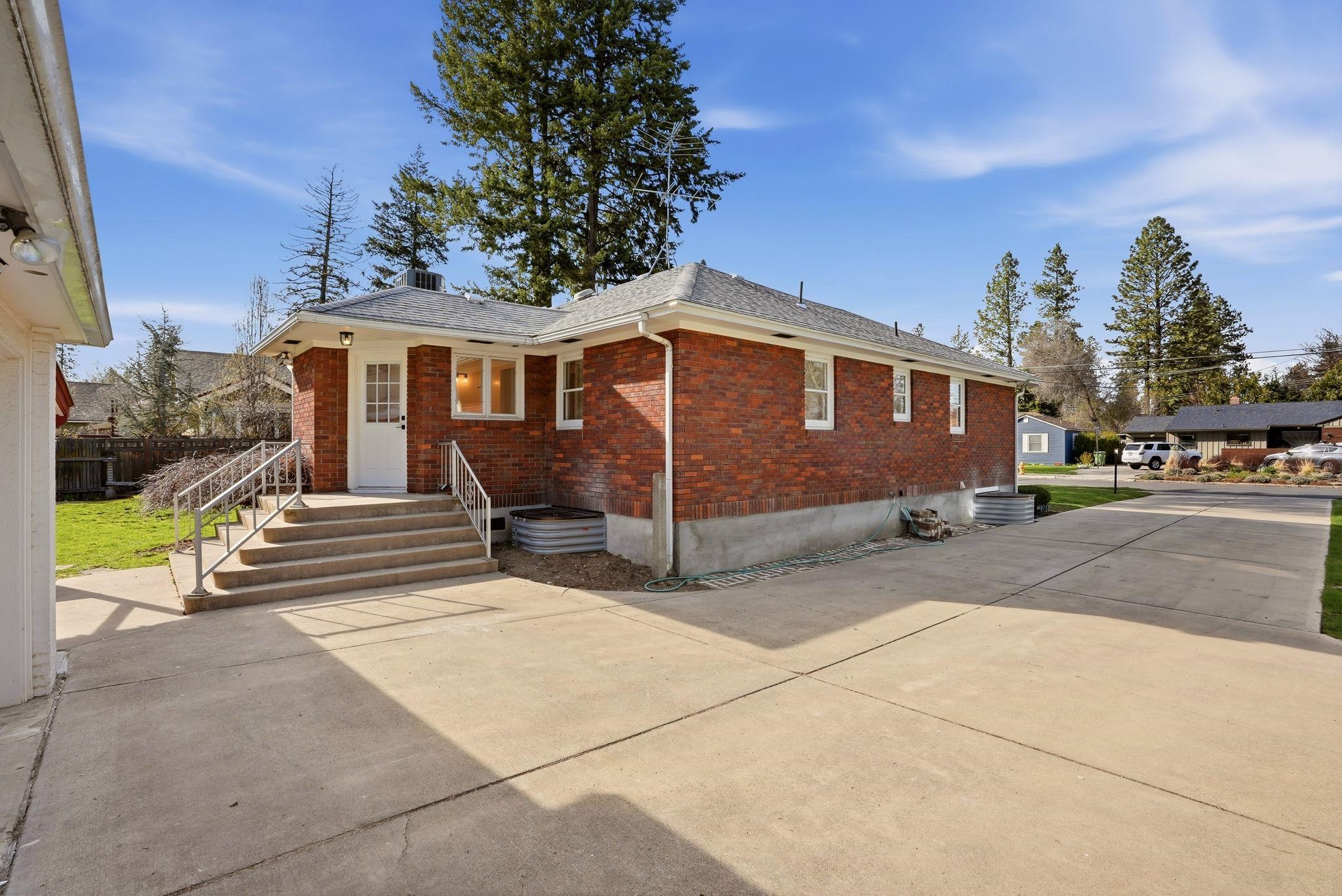 39 W 33rd Ave - Photo 32
