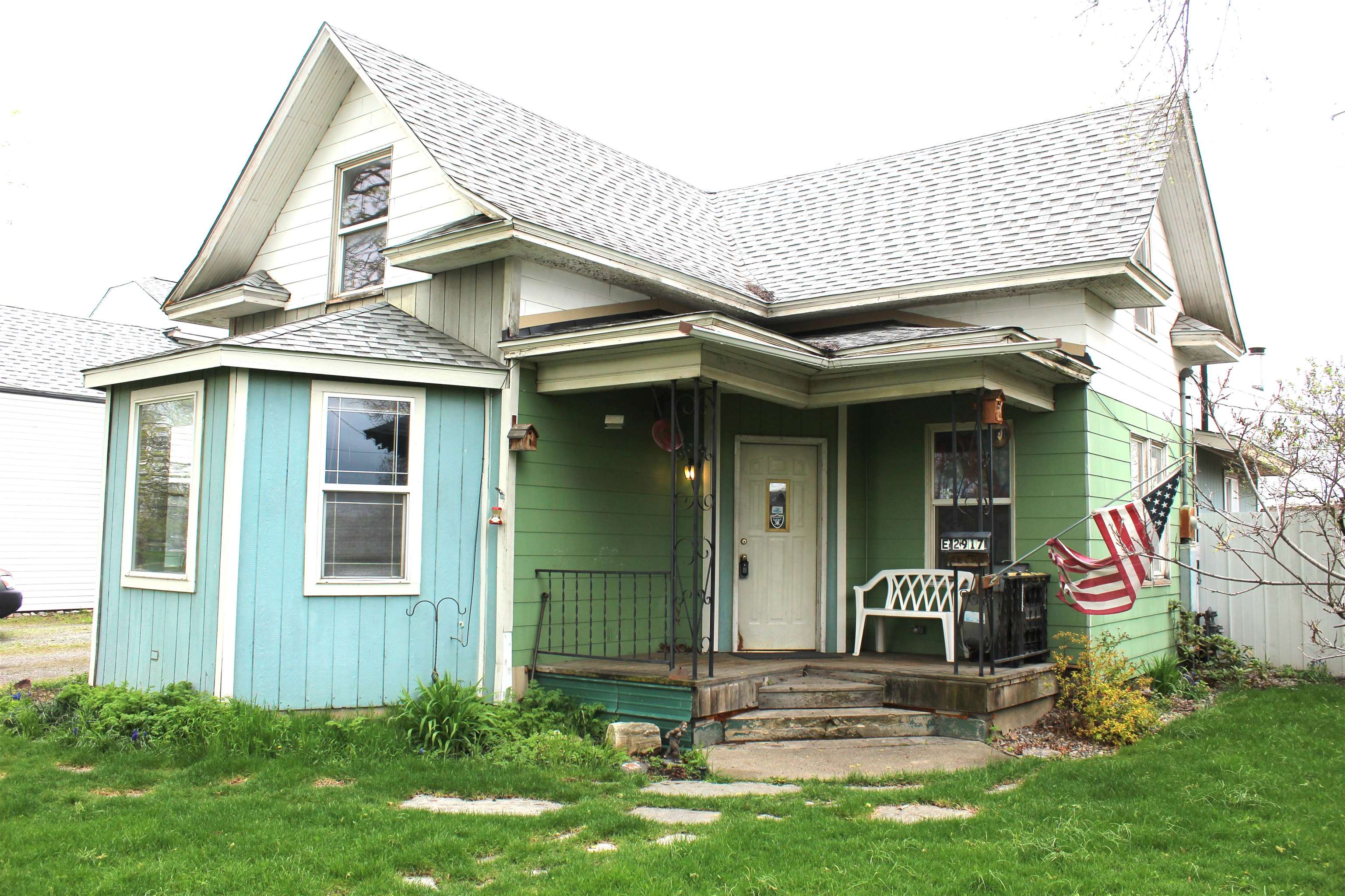 2917 E Bridgeport Ave - Photo 1