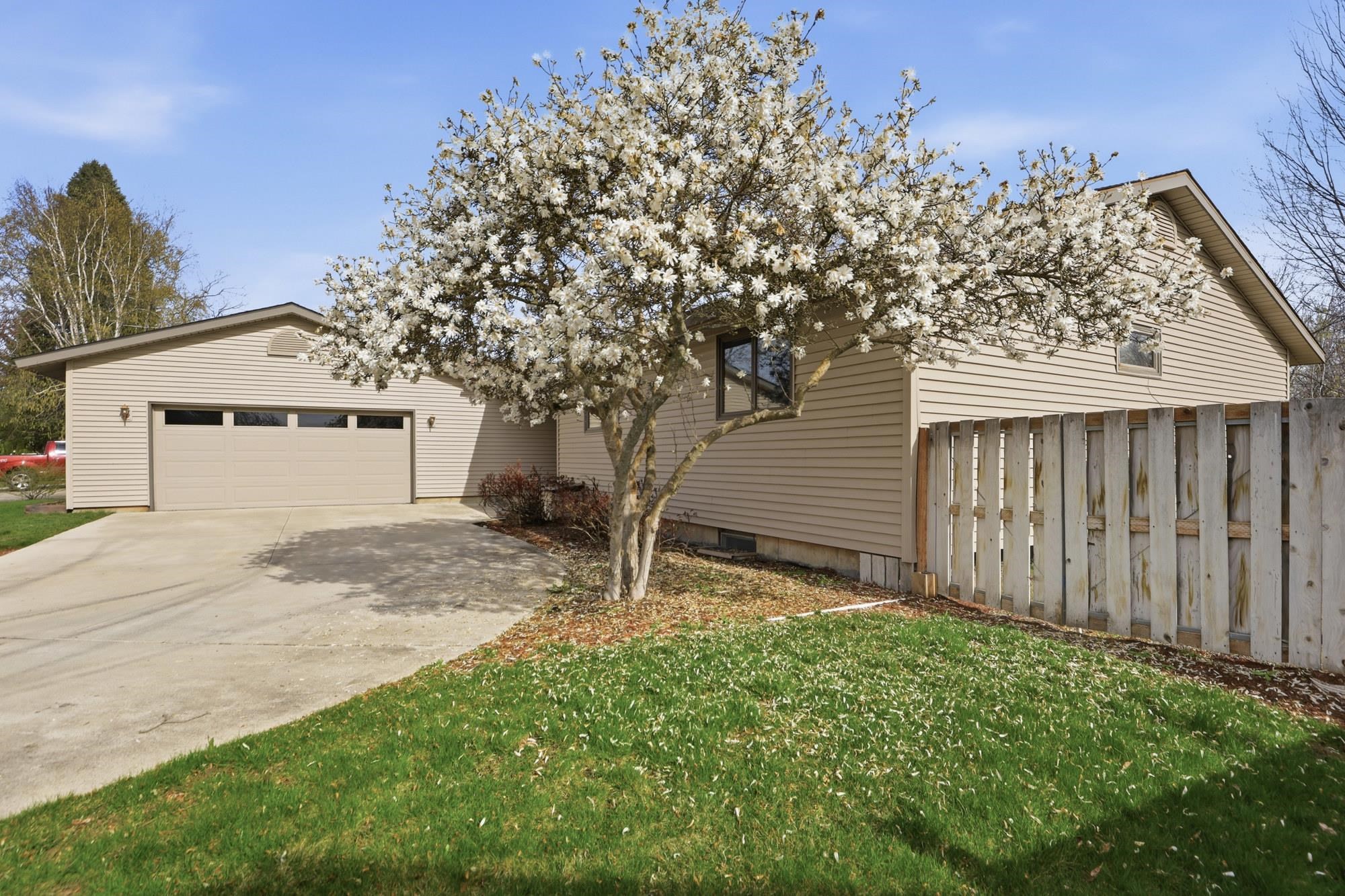11618 E 35TH Ave - Photo 2