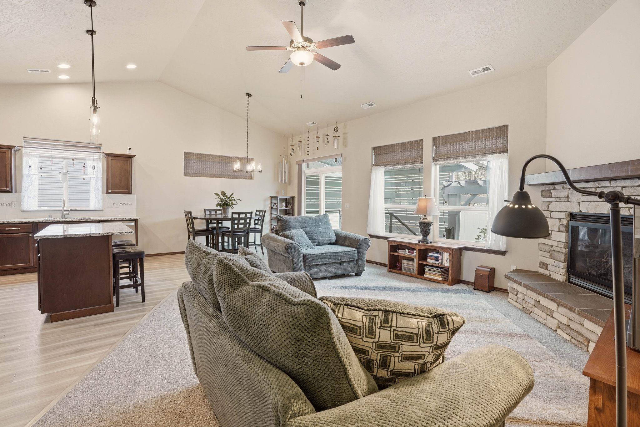 2718 W Parkway Ave - Photo 2