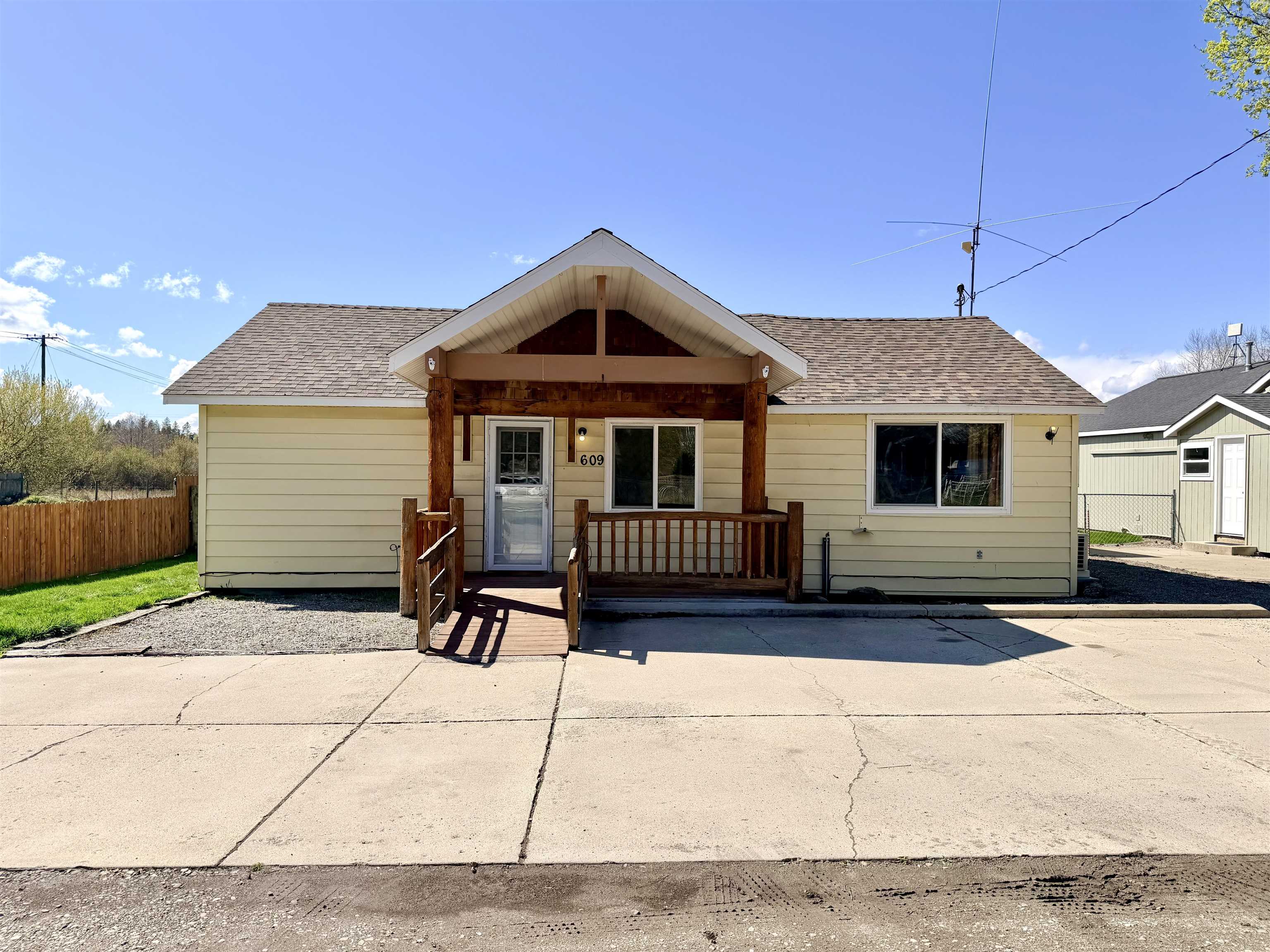 609 N Columbia Ave - Photo 1