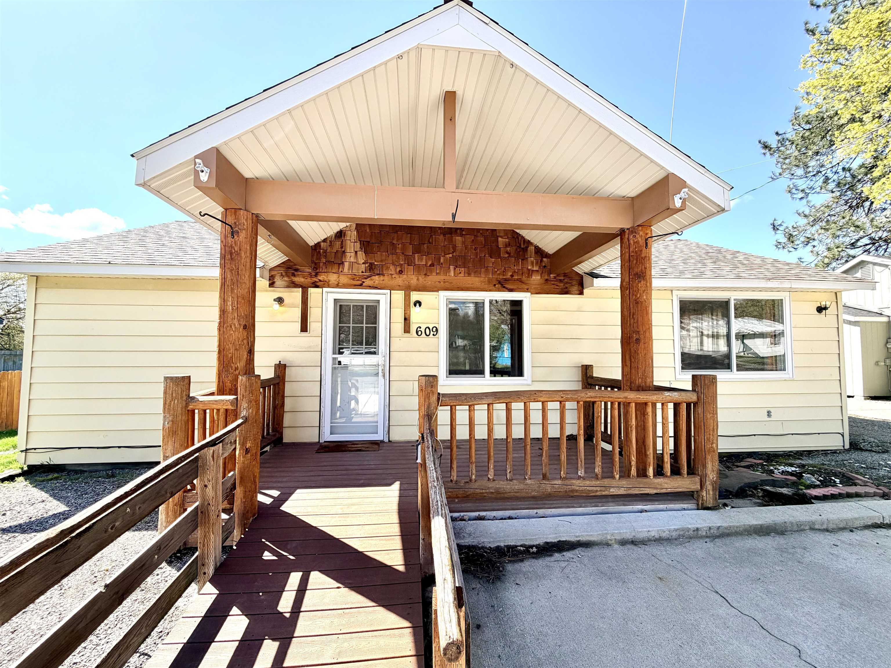 609 N Columbia Ave - Photo 2