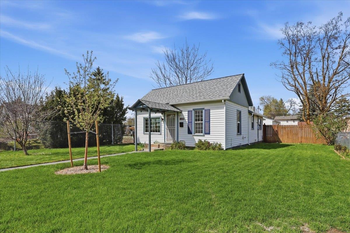 2223 E Sharp Ave - Photo 2