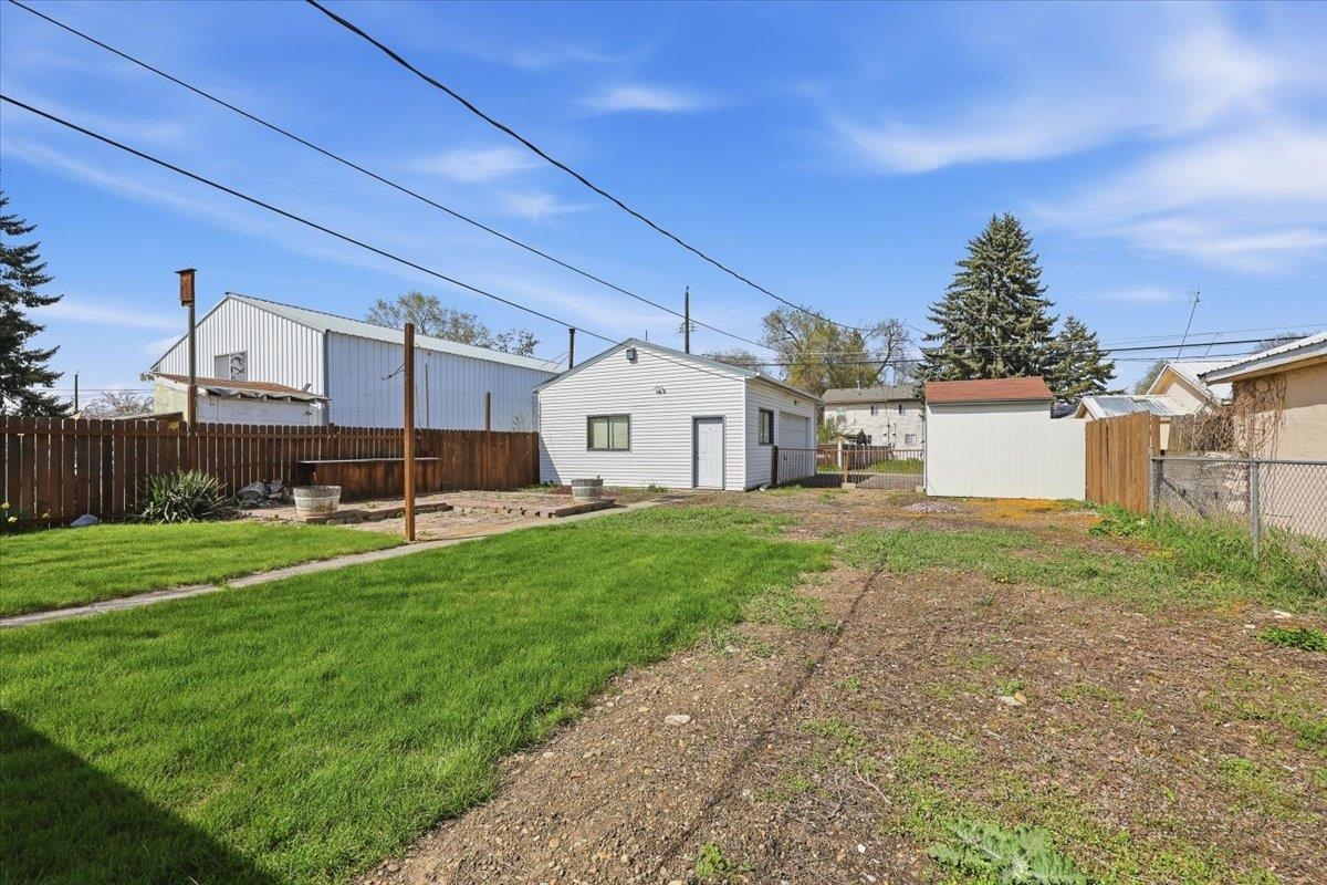 2223 E Sharp Ave - Photo 24