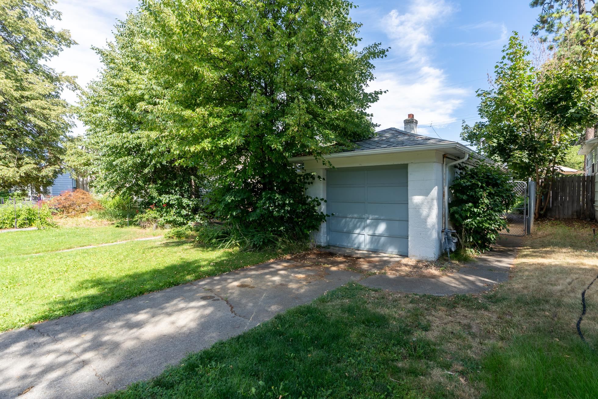 1307 E Thurston Ave - Photo 12