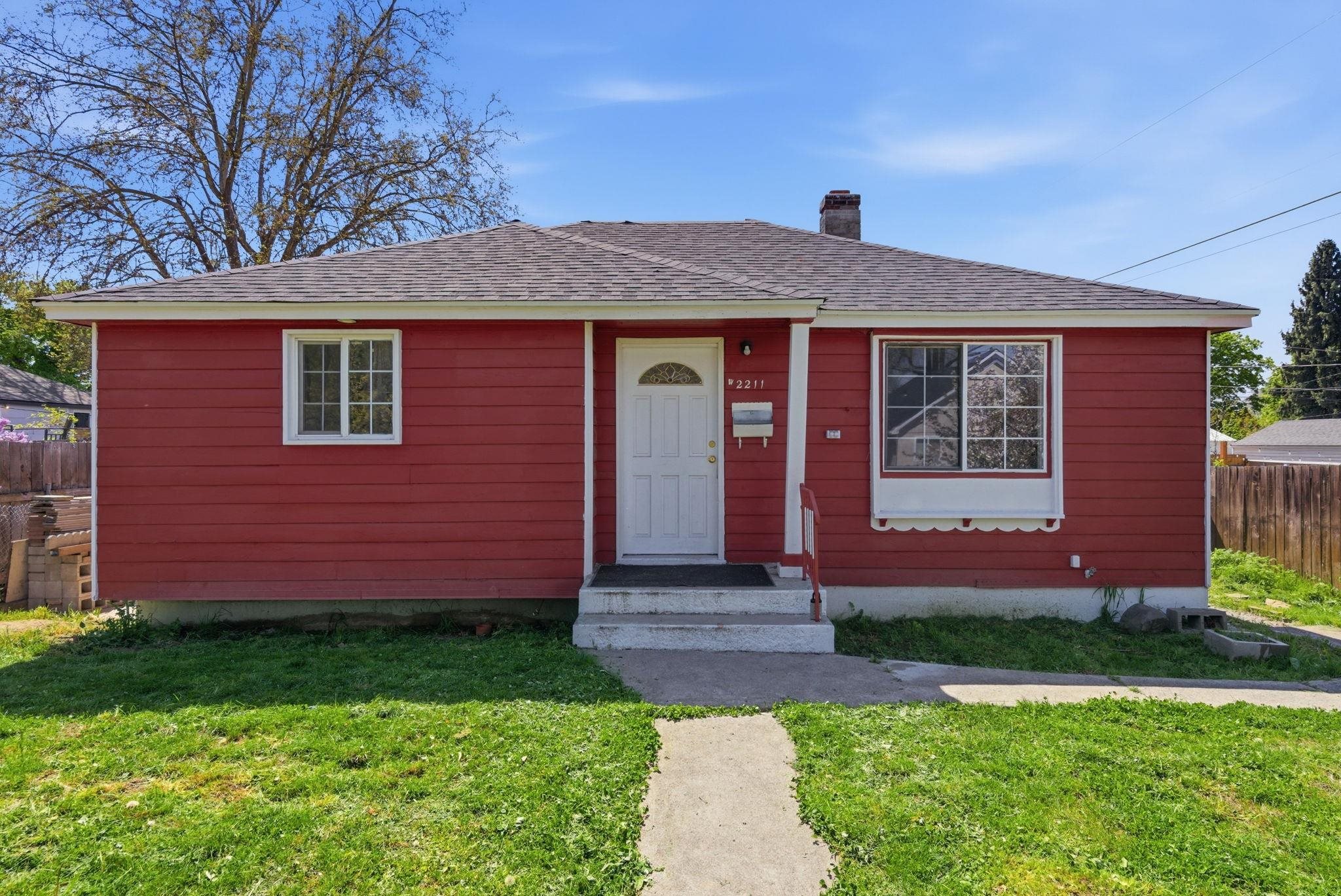 2211 W Rowan Ave - Photo 1