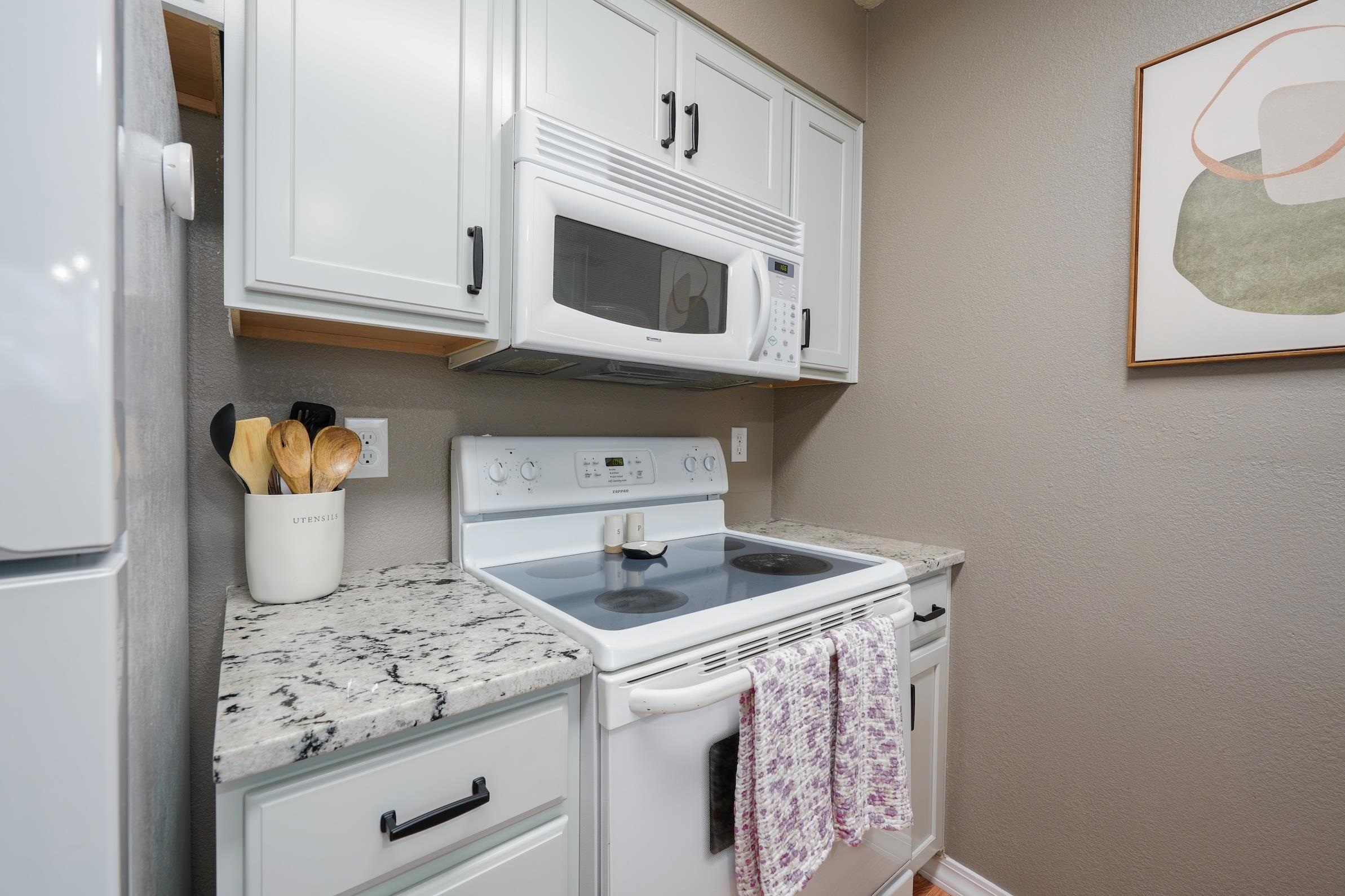 222 N Hutchinson Rd - Photo 3
