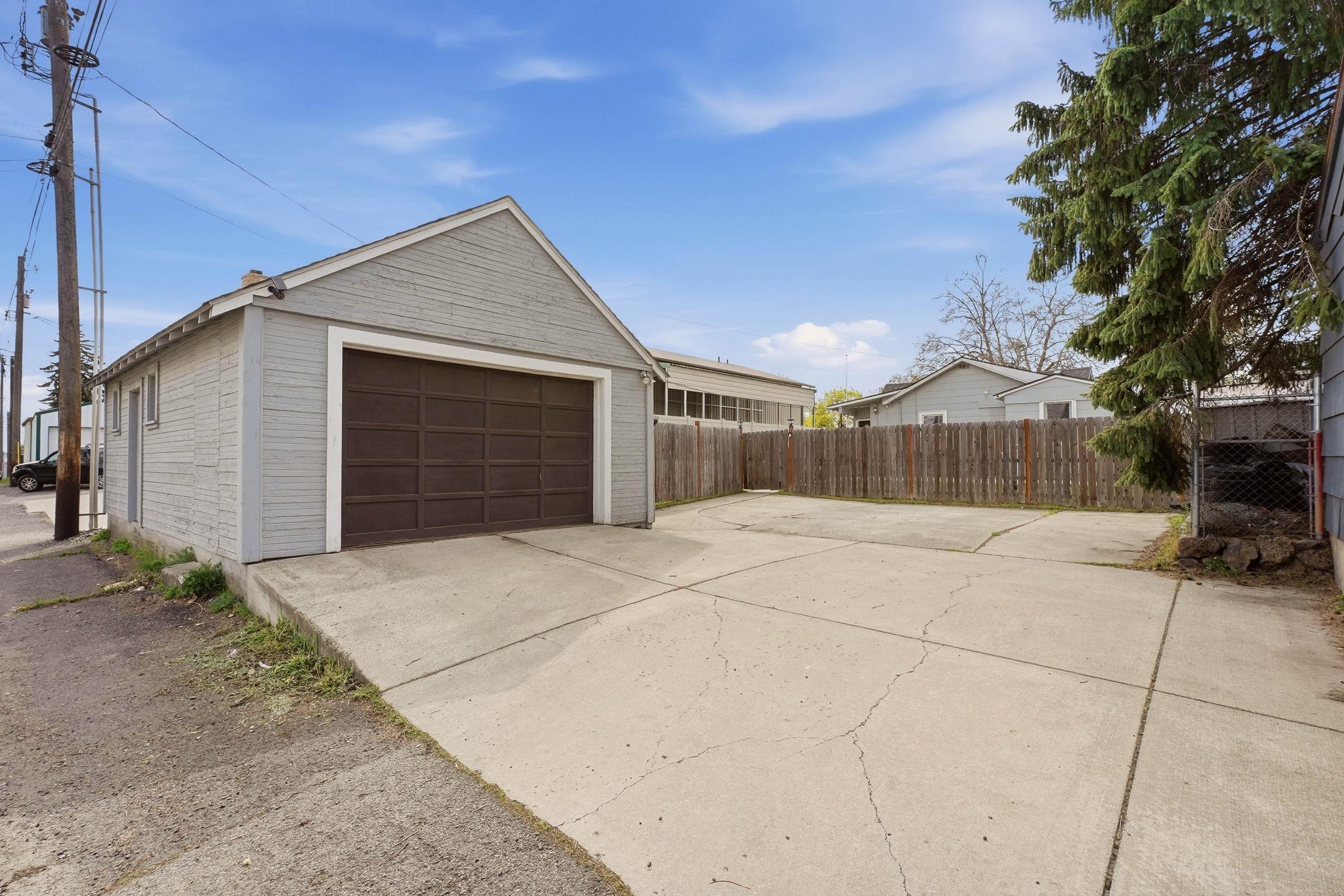 4224 N Maple St - Photo 4