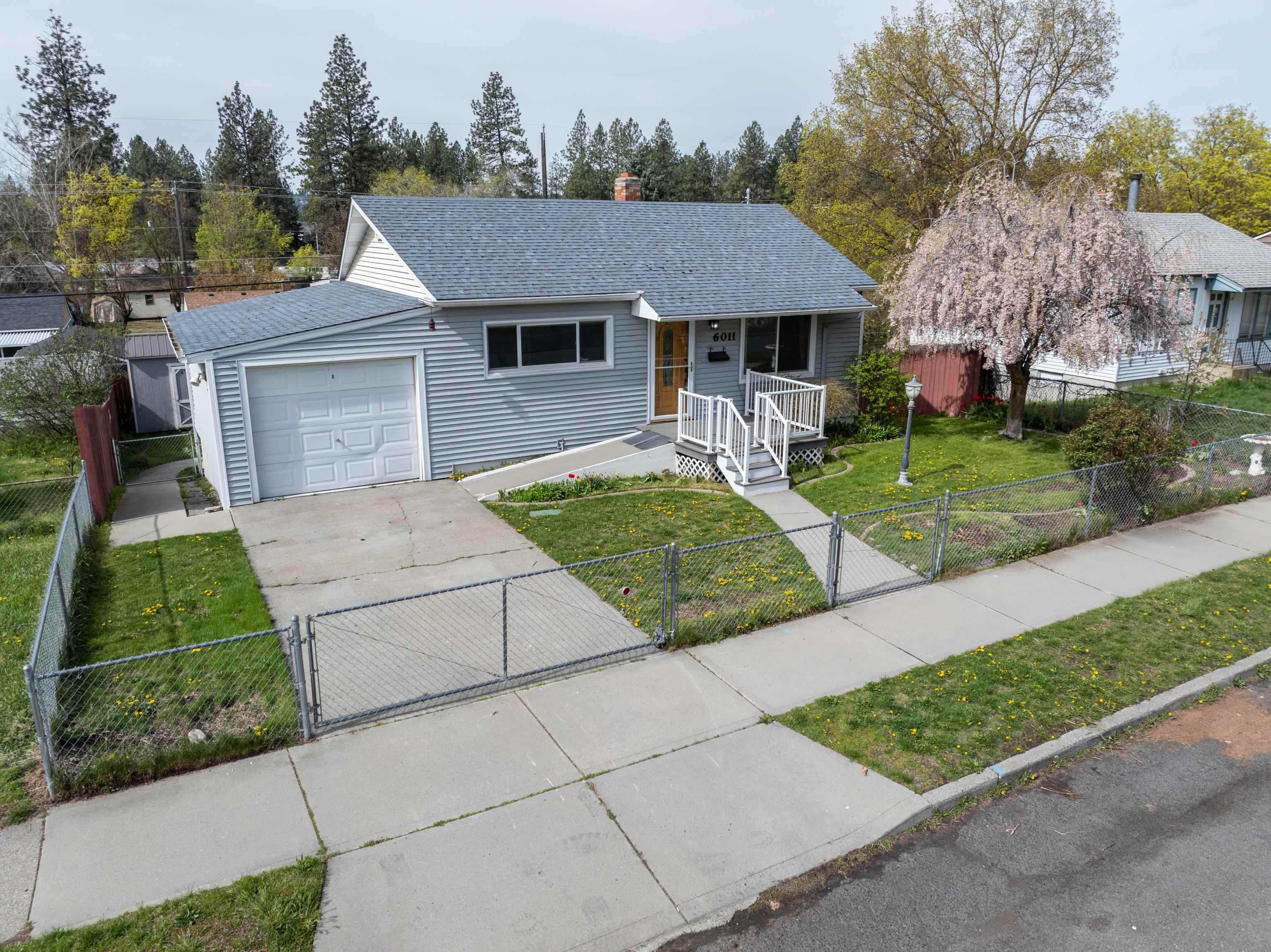 6011 N Forest Blvd - Photo 2
