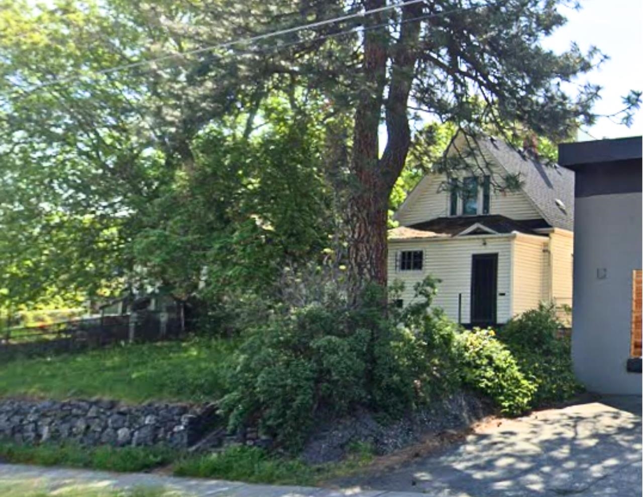 318 E Pacific Ave - Photo 2