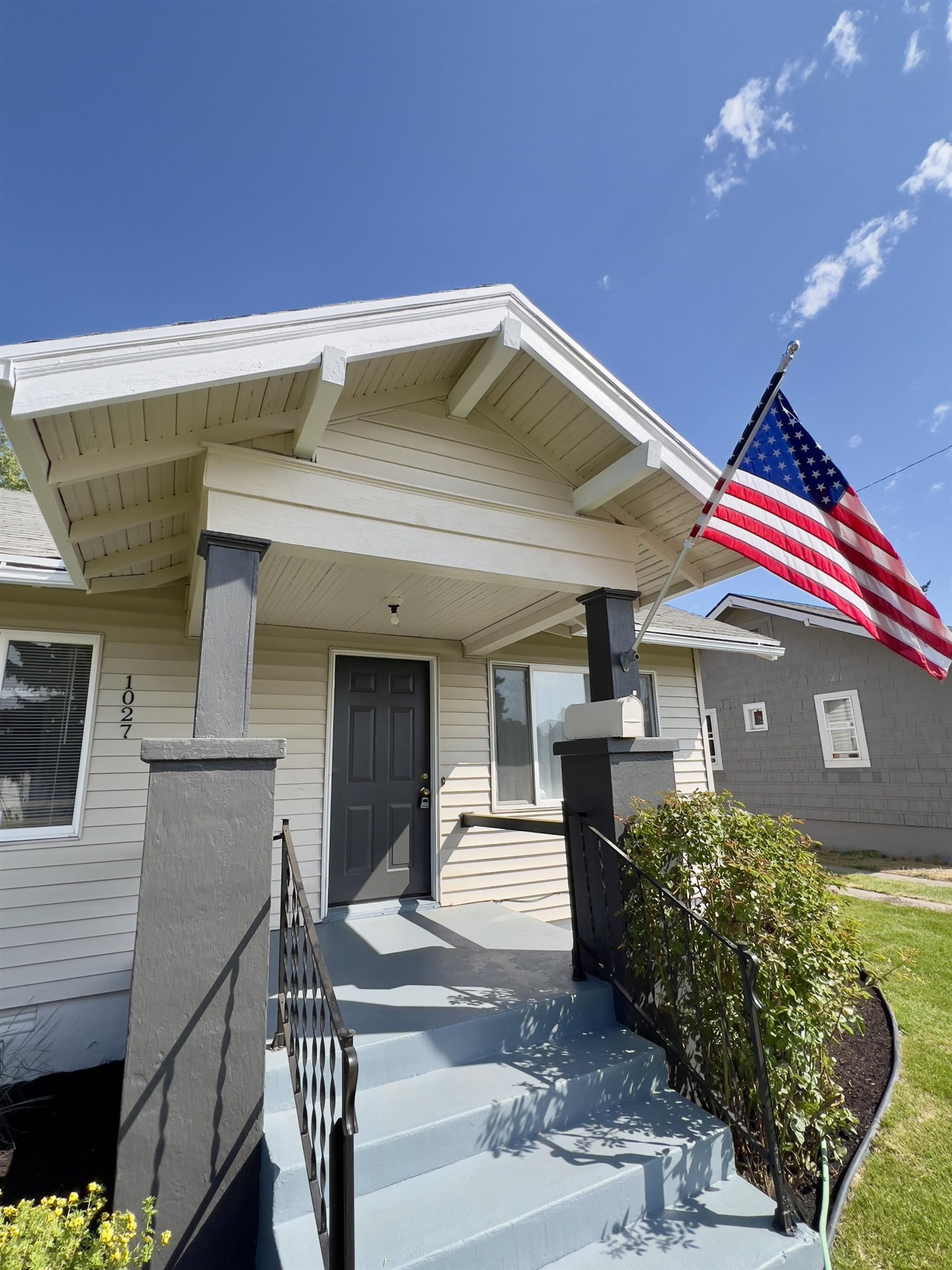 1027 E Courtland Ave - Photo 1