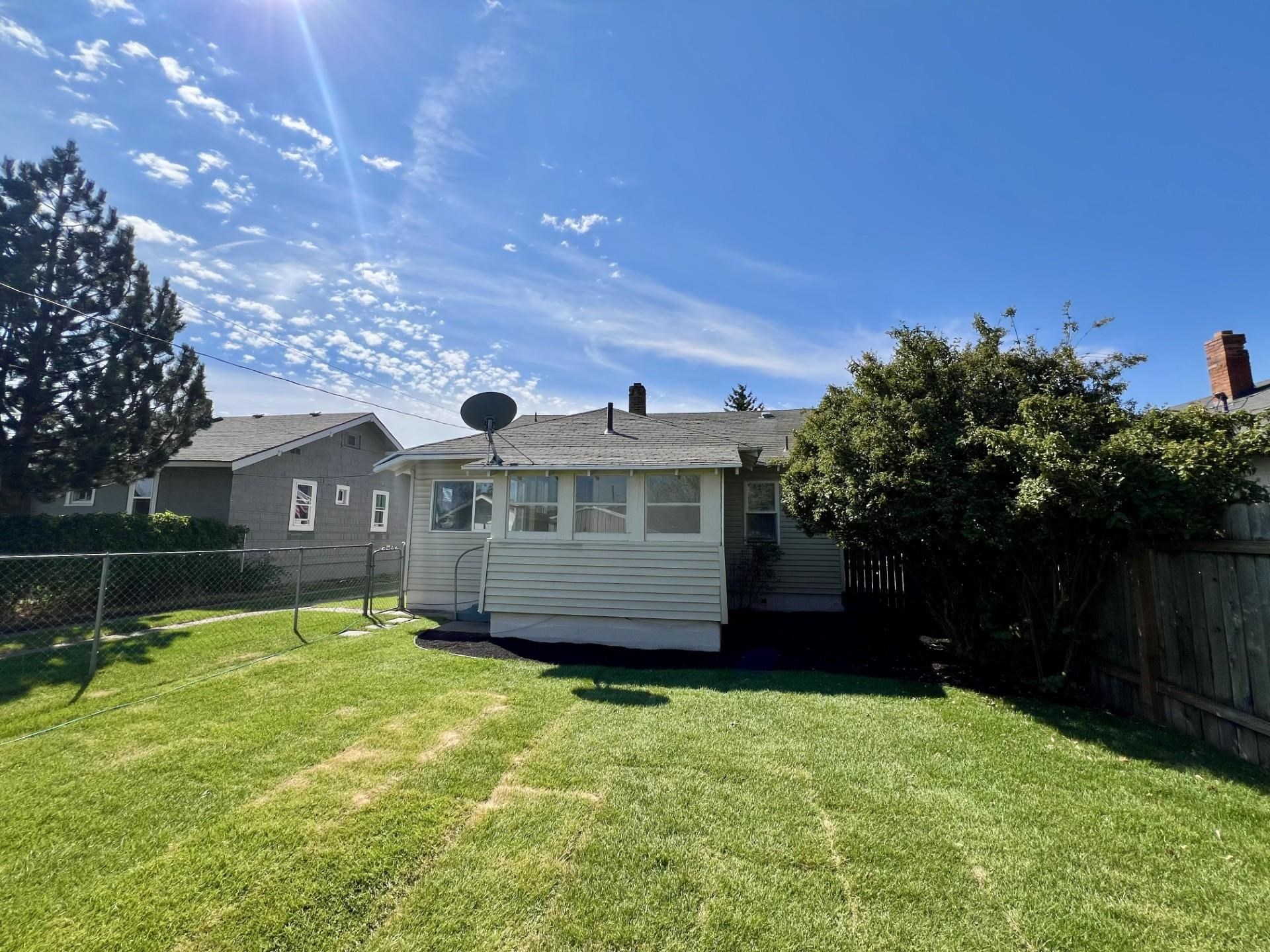 1027 E Courtland Ave - Photo 3
