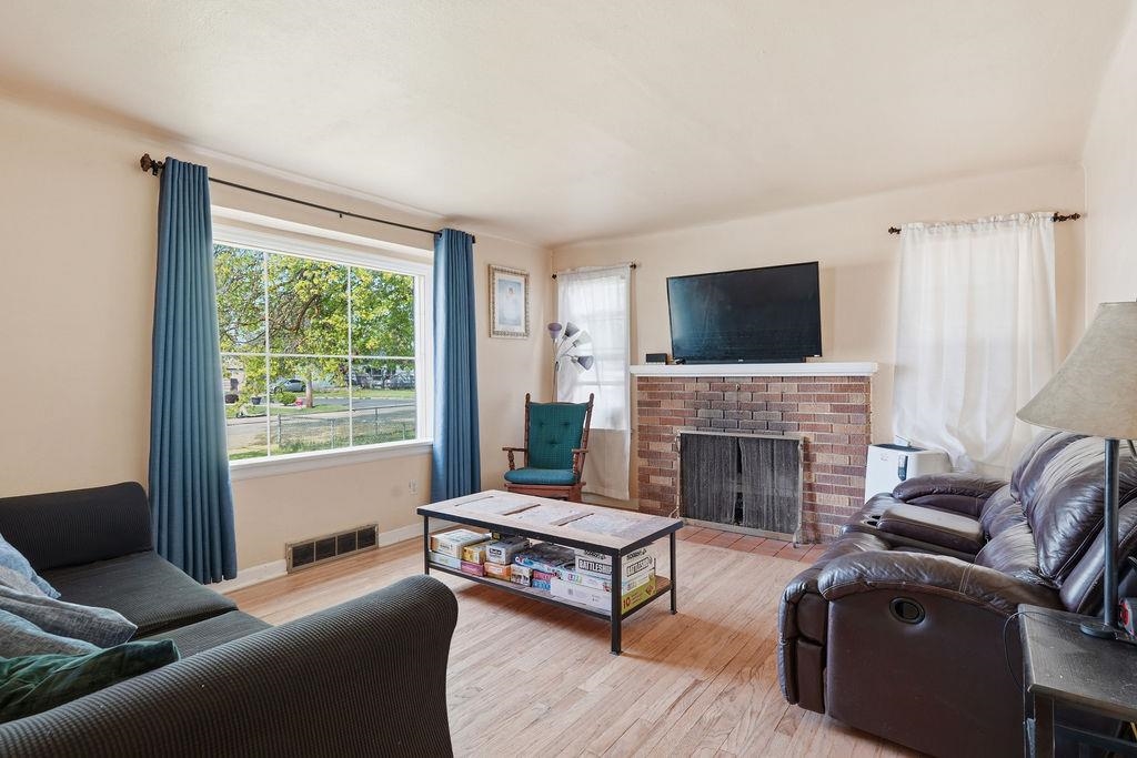 1524 E Glass Ave - Photo 3